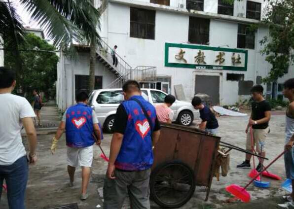音乐学院青年志愿者进行台风后清扫工作