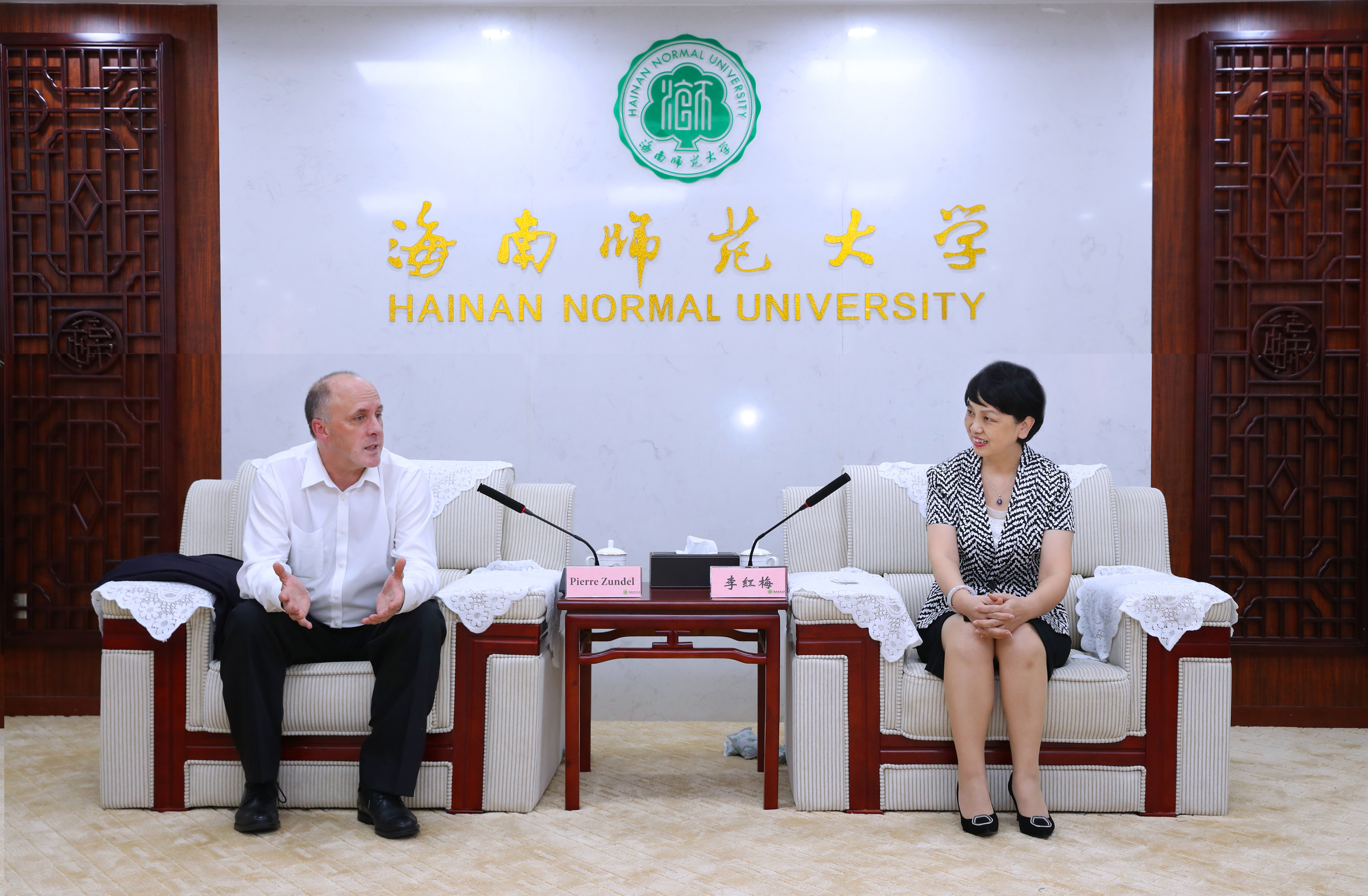 加拿大劳伦森大学校长一行访问我校