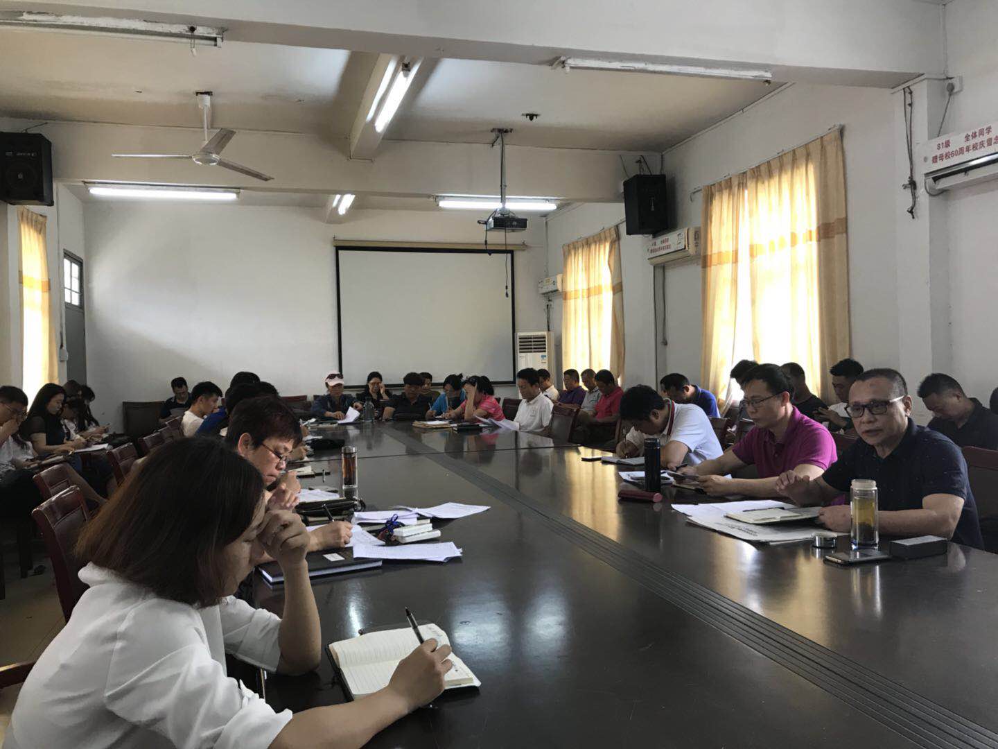 体育学院全体教工学习习近平重要讲话和《指导意见》