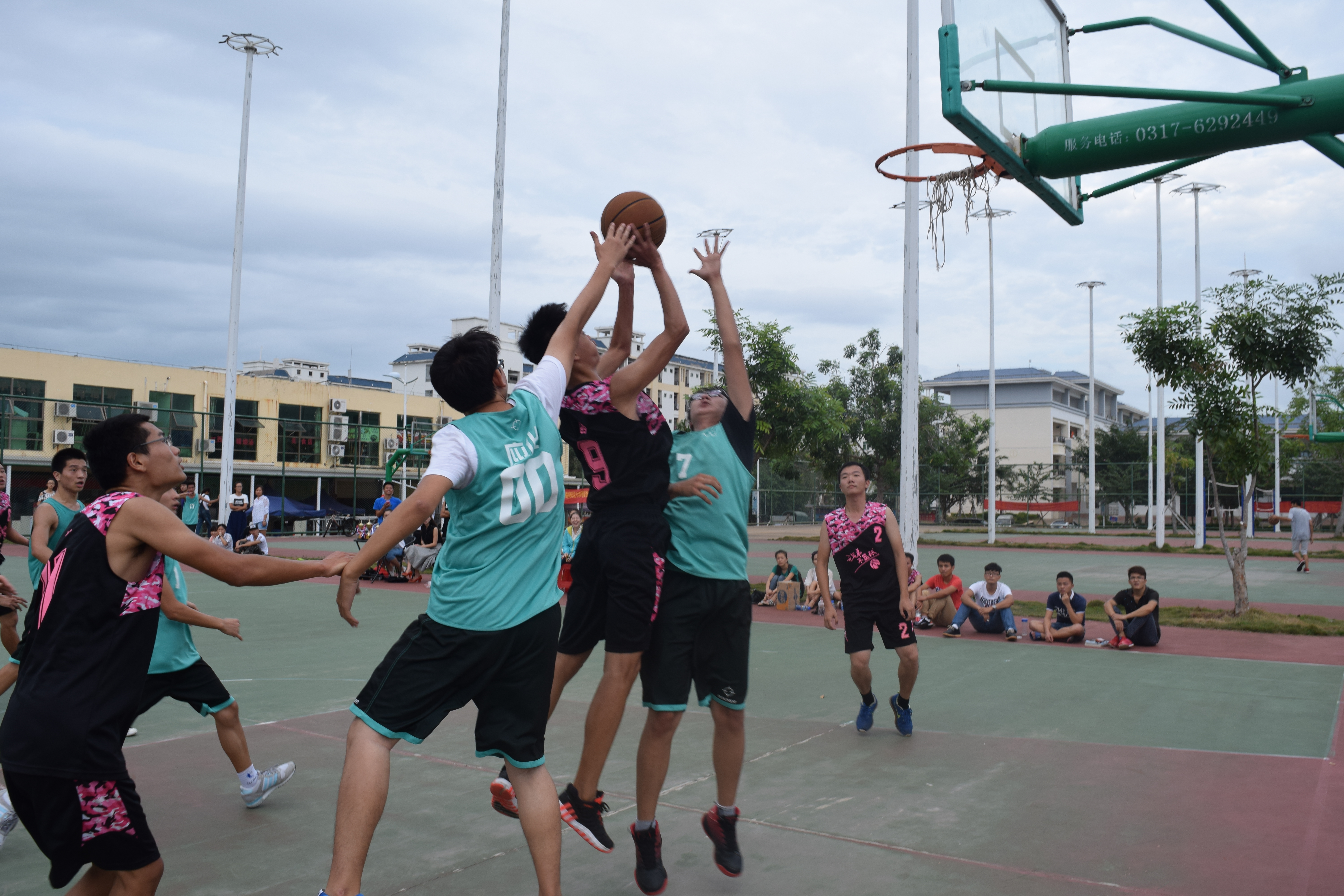 热血篮球 活力绽放――记化学与化工院“迎新杯”男子篮球赛决赛