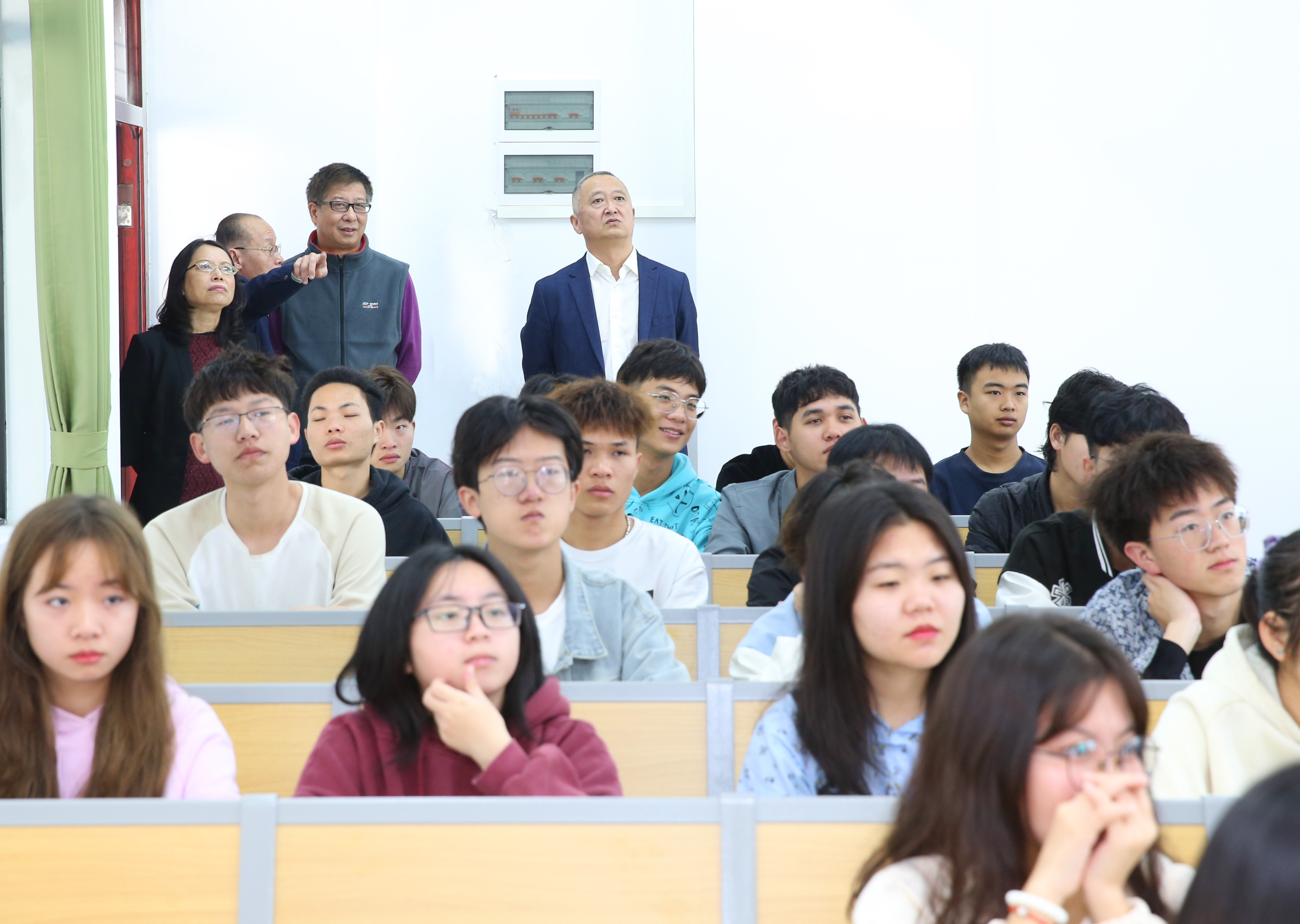 校领导检查开学工作情况