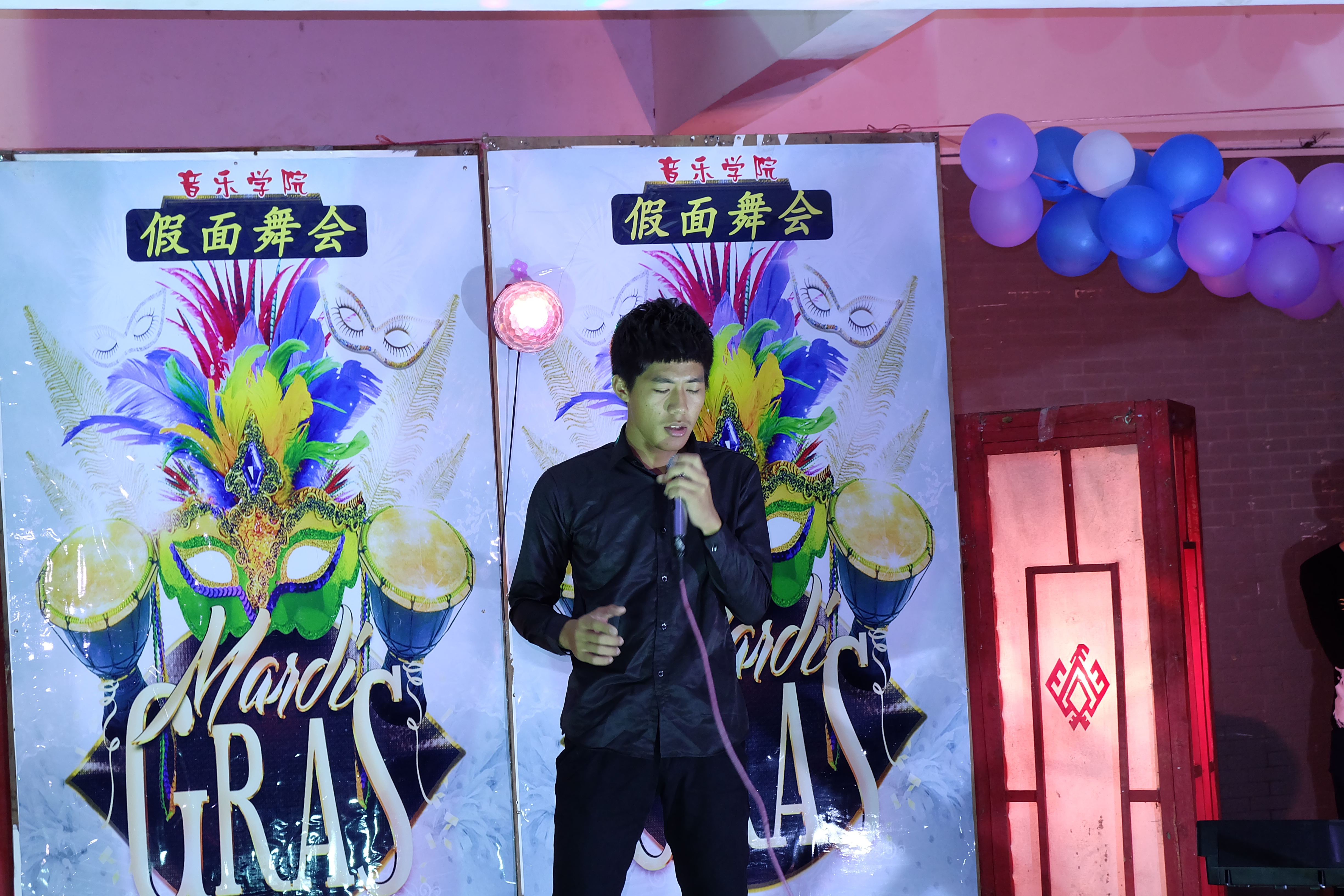 “舞动青春”——音乐学院举办迎新假面舞会