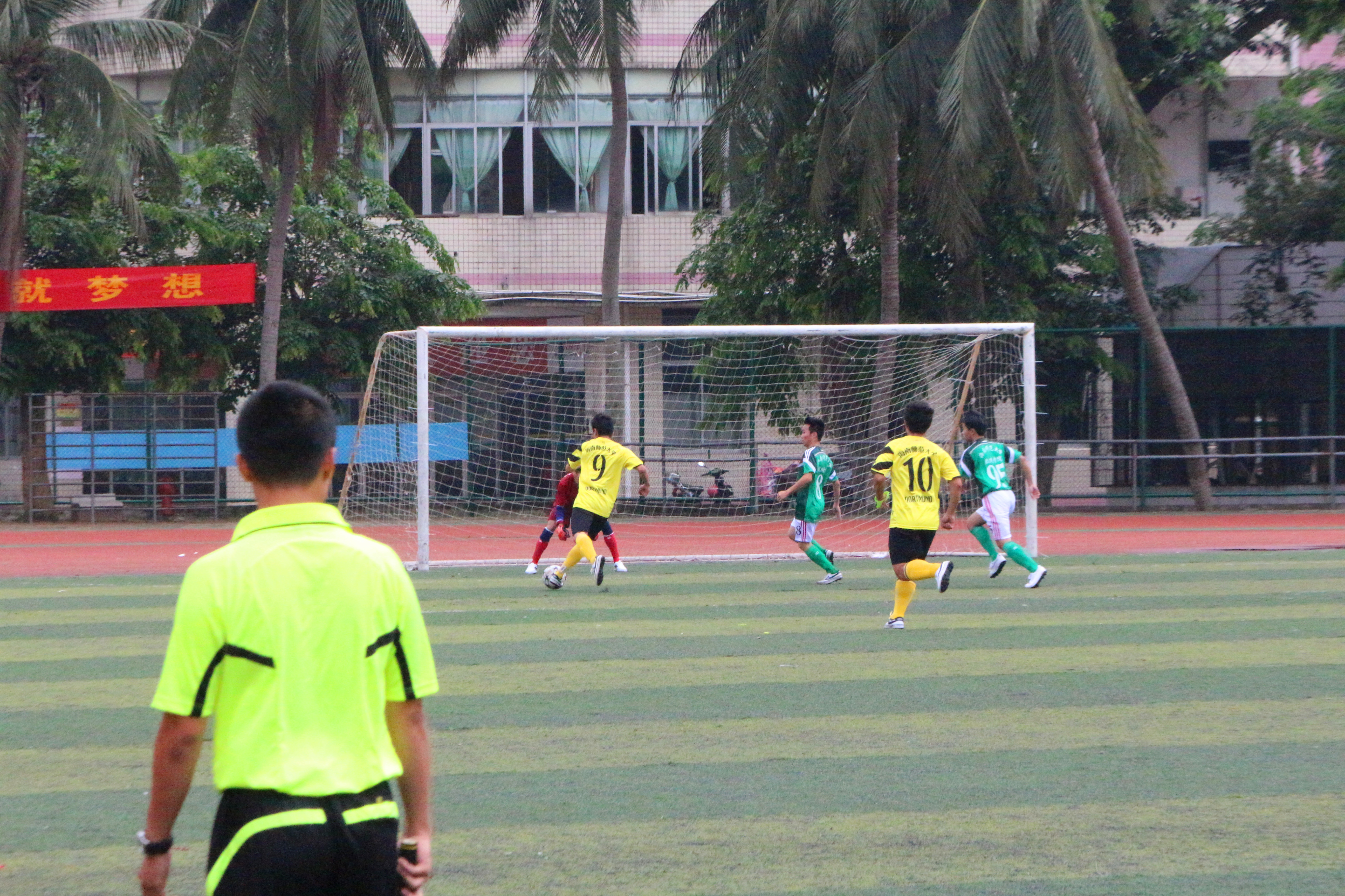 拥抱快乐足球，尽享大学时光!――记物电学院足球健儿参加校足球赛 