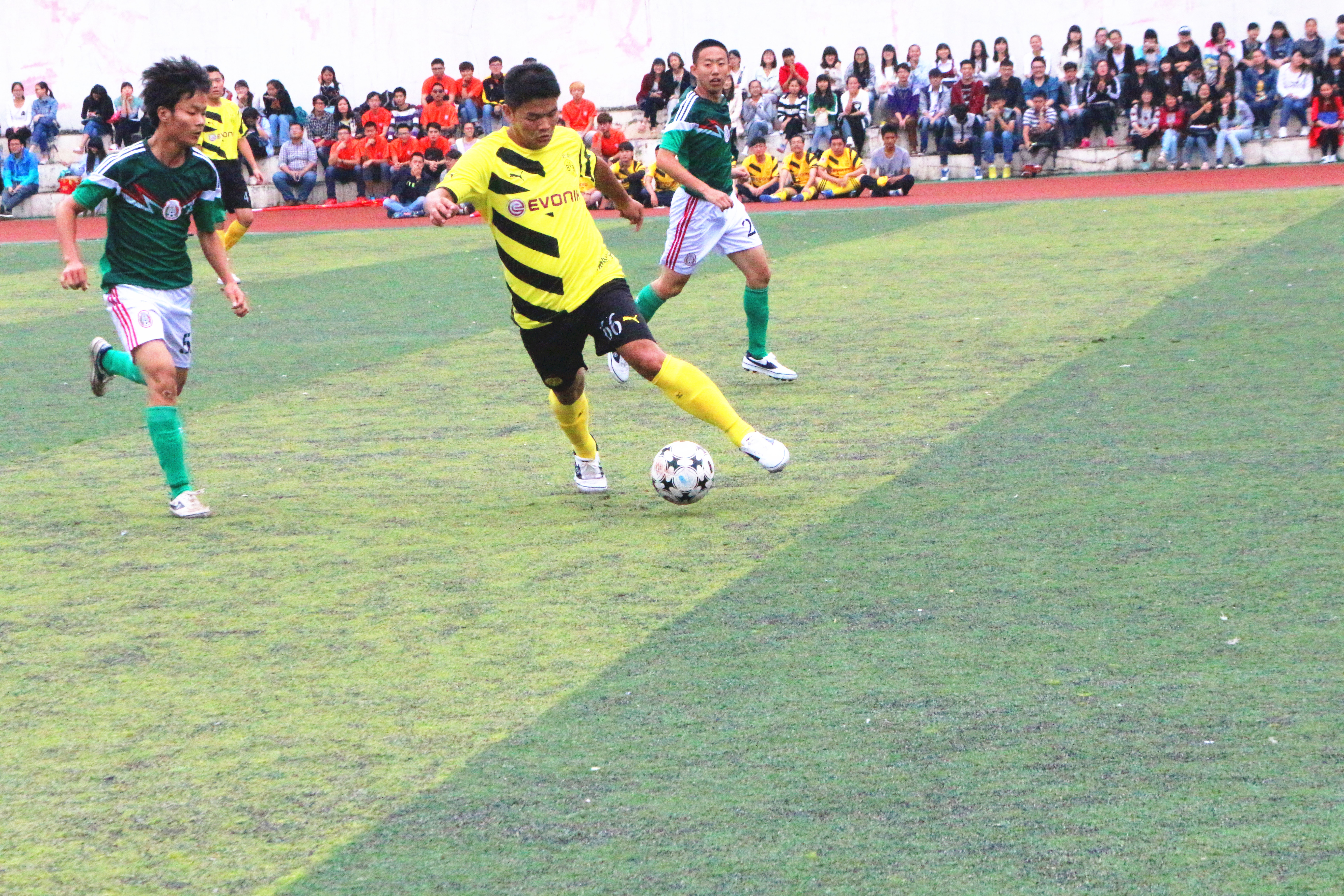 拥抱快乐足球，尽享大学时光!――记物电学院足球健儿参加校足球赛 