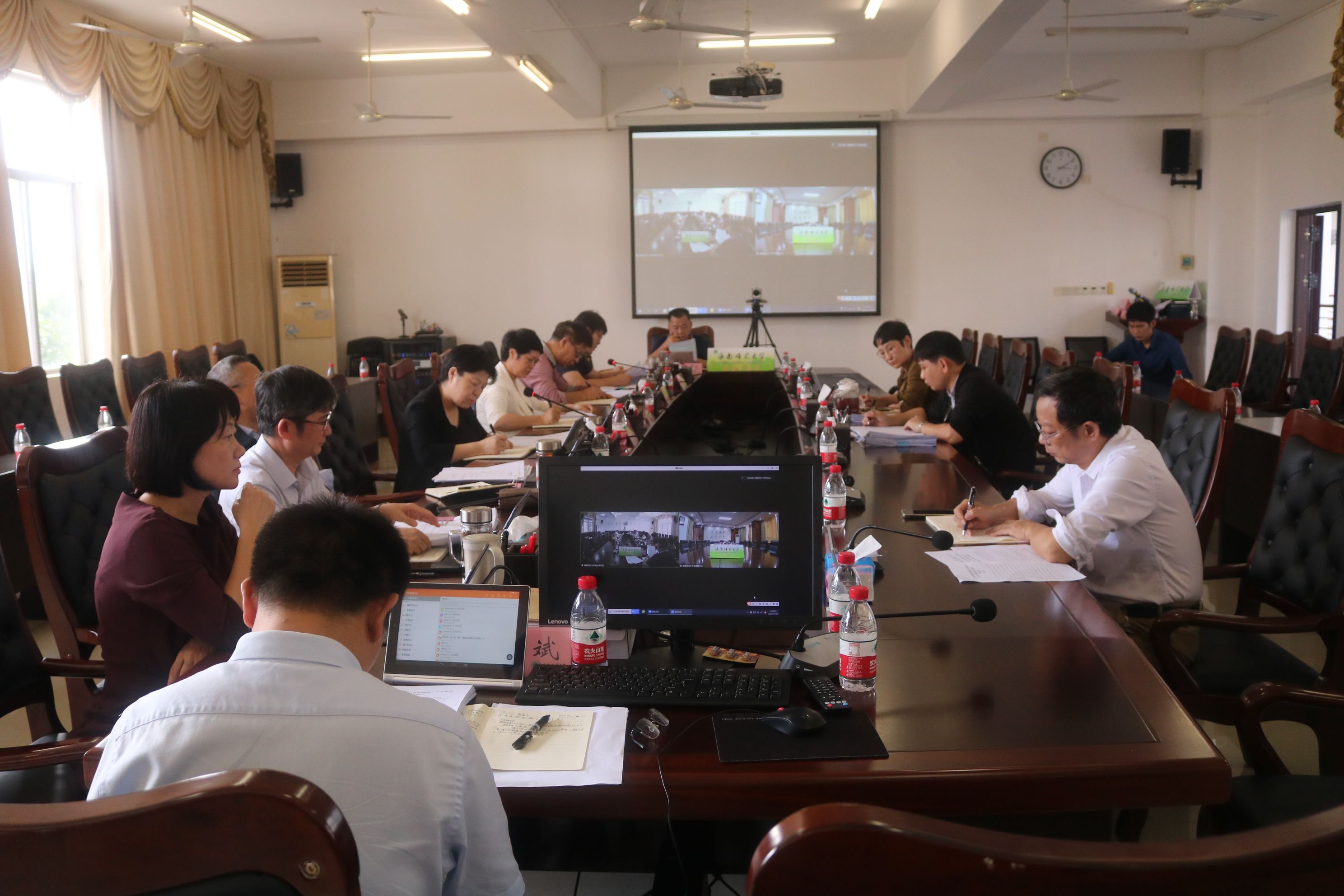 学校召开党委专题学习会