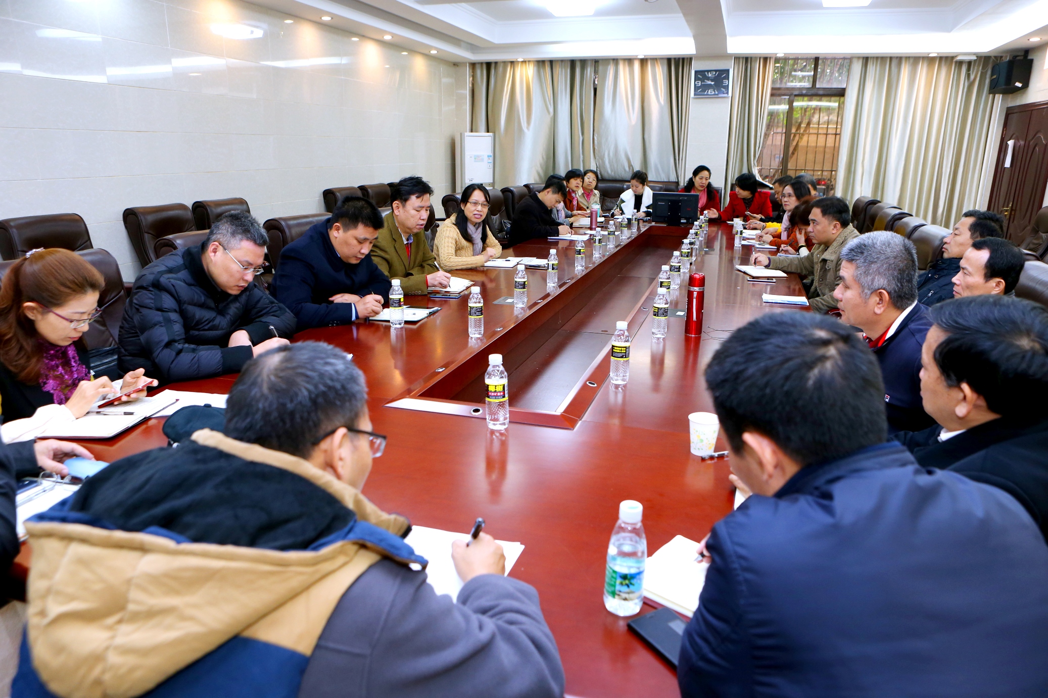 校领导主持召开2017年度领导班子民主生活会征求意见座谈会
