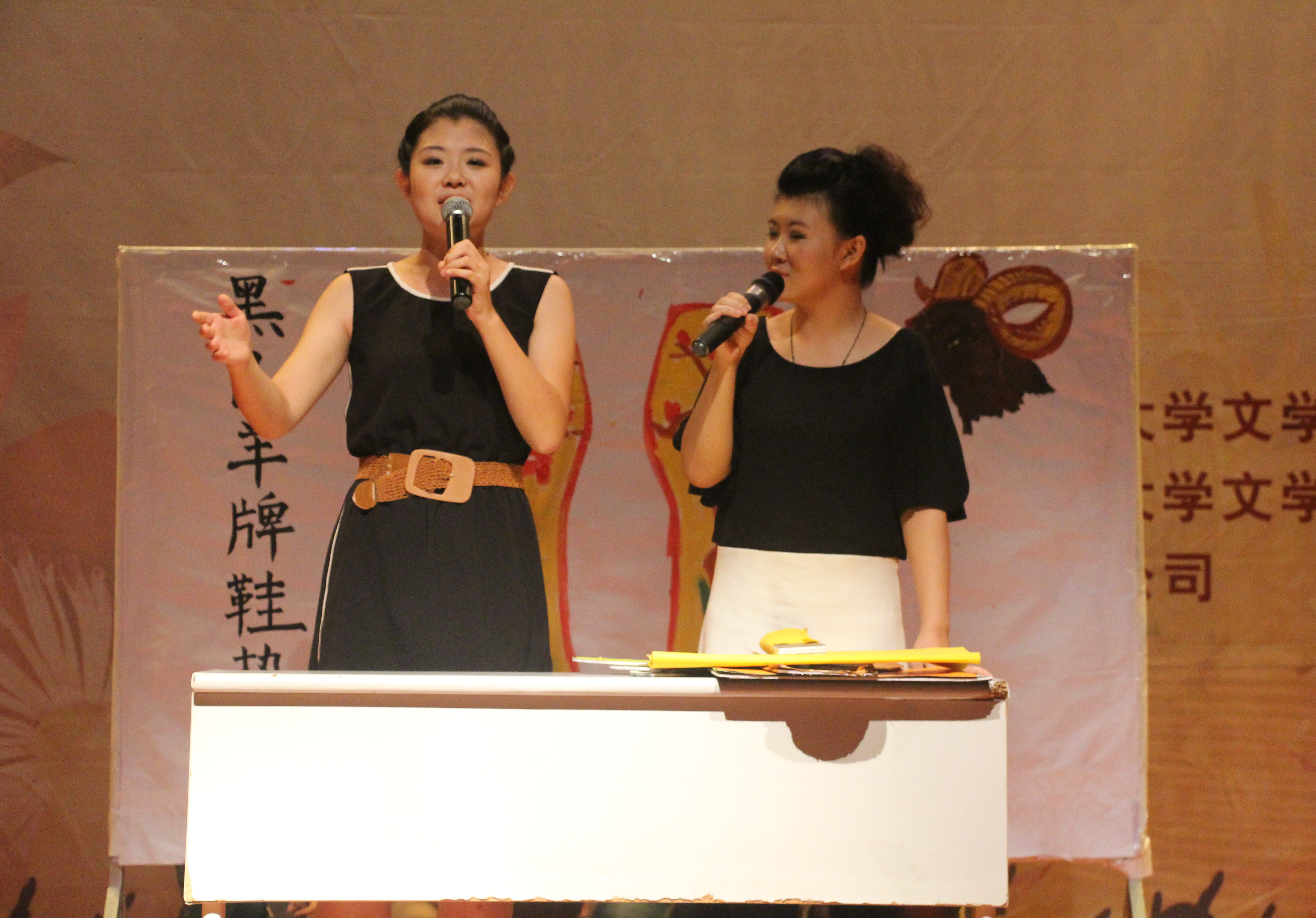 左手繁花 右手年华――记文学院欢送2014届毕业生晚会