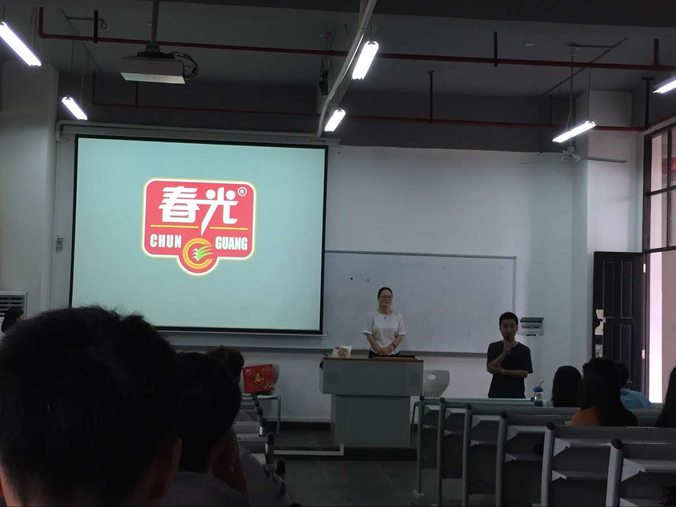 美术学院举办“春光杯”包装设计大赛宣讲会