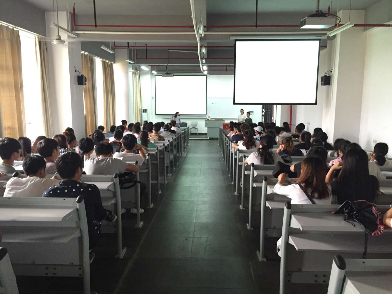 美术学院举办“春光杯”包装设计大赛宣讲会