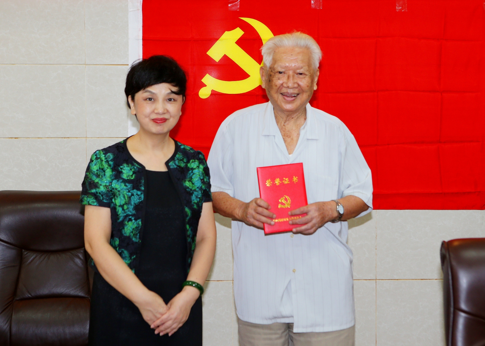 学校召开50年以上党龄党员座谈会