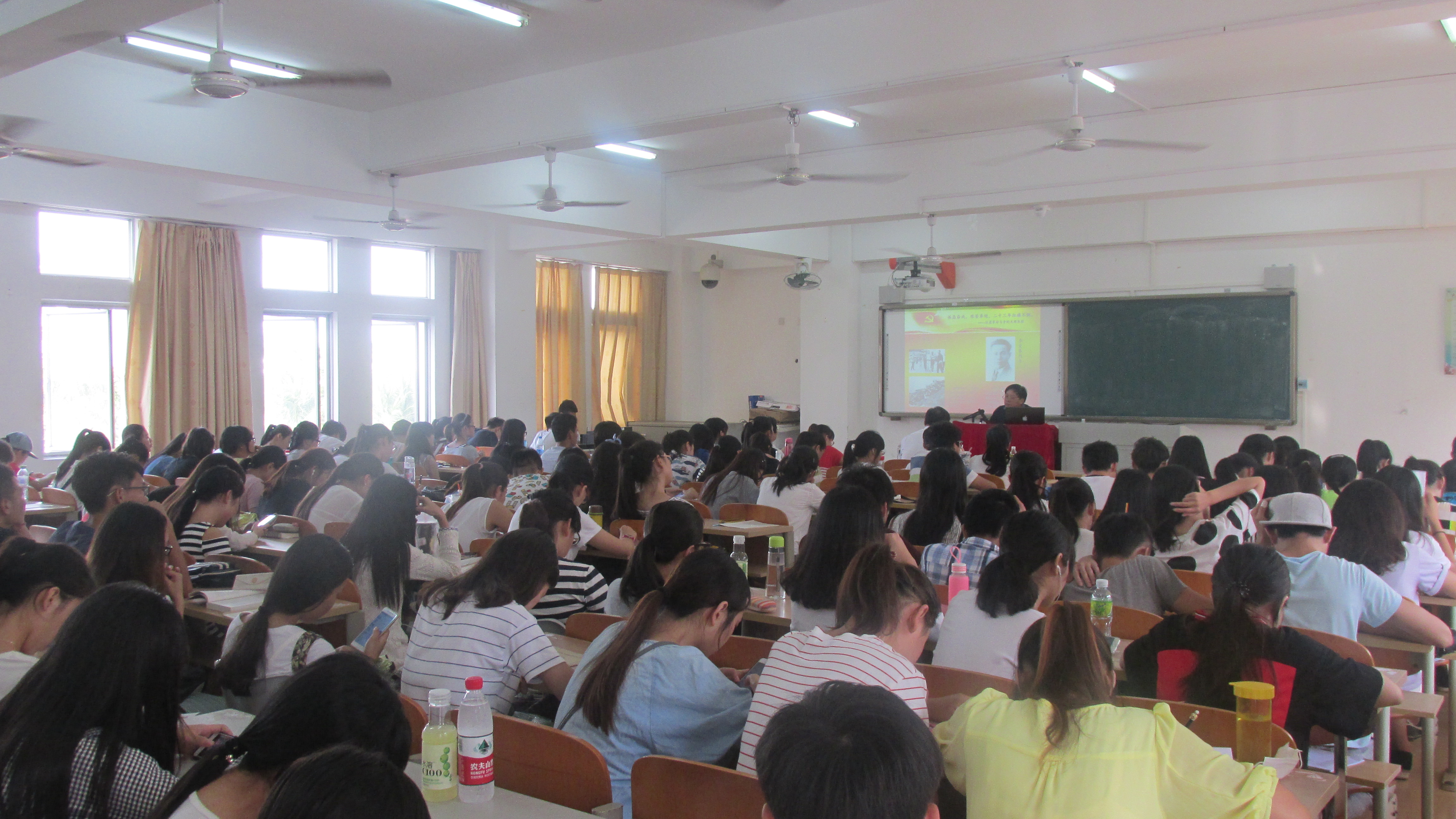 孤岛奋战，艰苦卓绝，二十三年红旗不倒――记文学院国情教育系列报告会