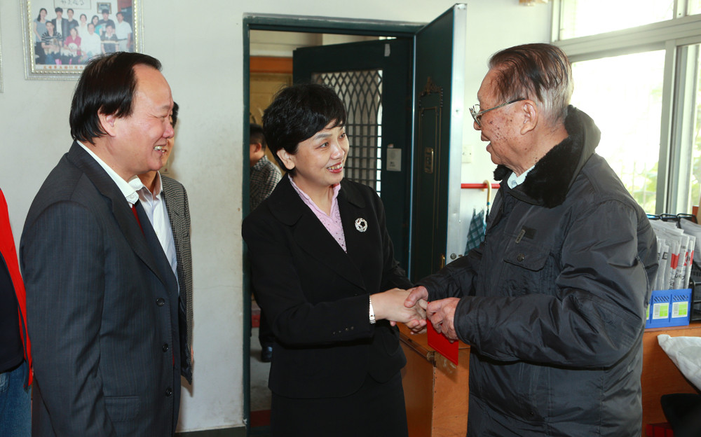 我校春节走访慰问活动拉开序幕