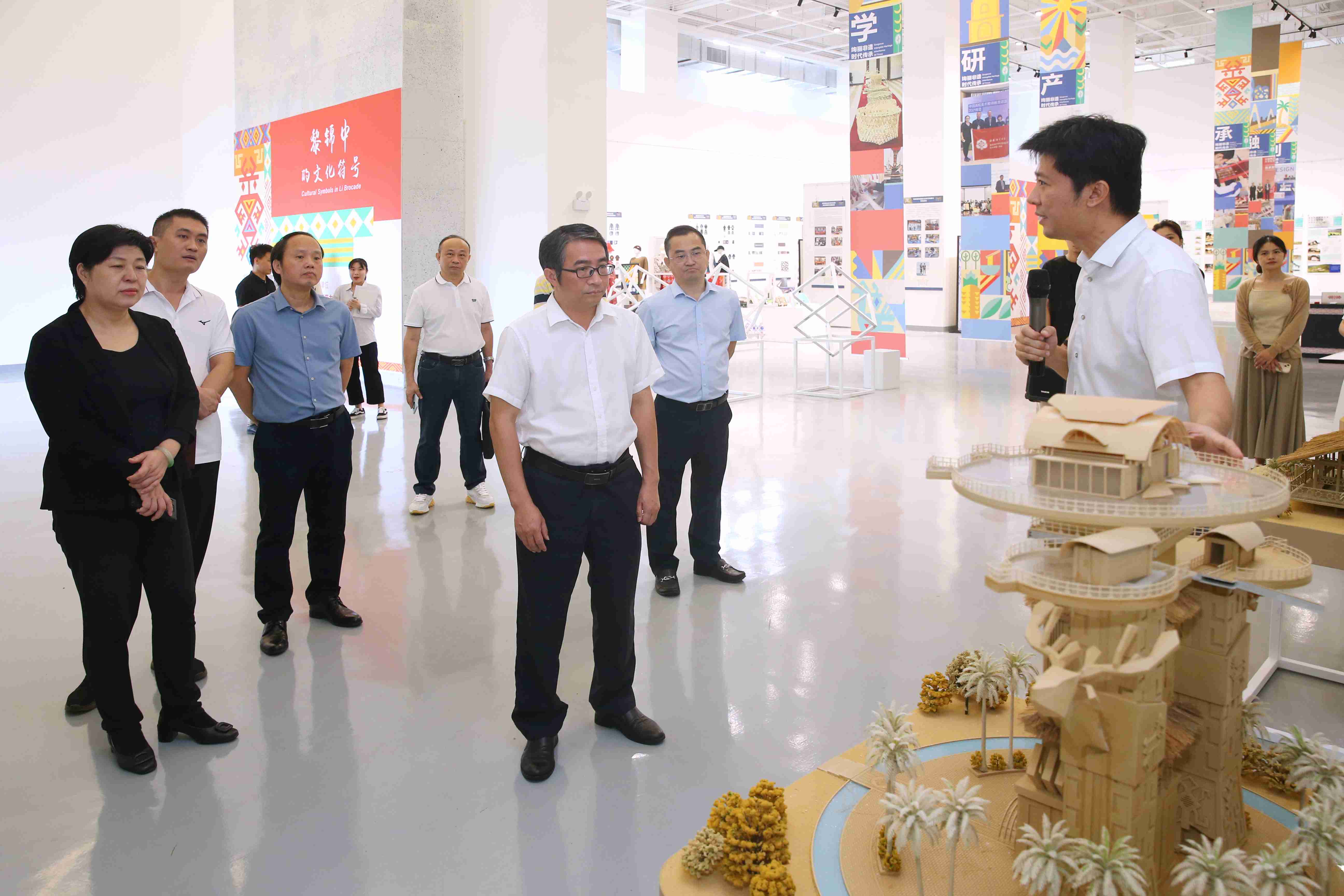 省委宣传部副部长张振明一行到我校调研座谈