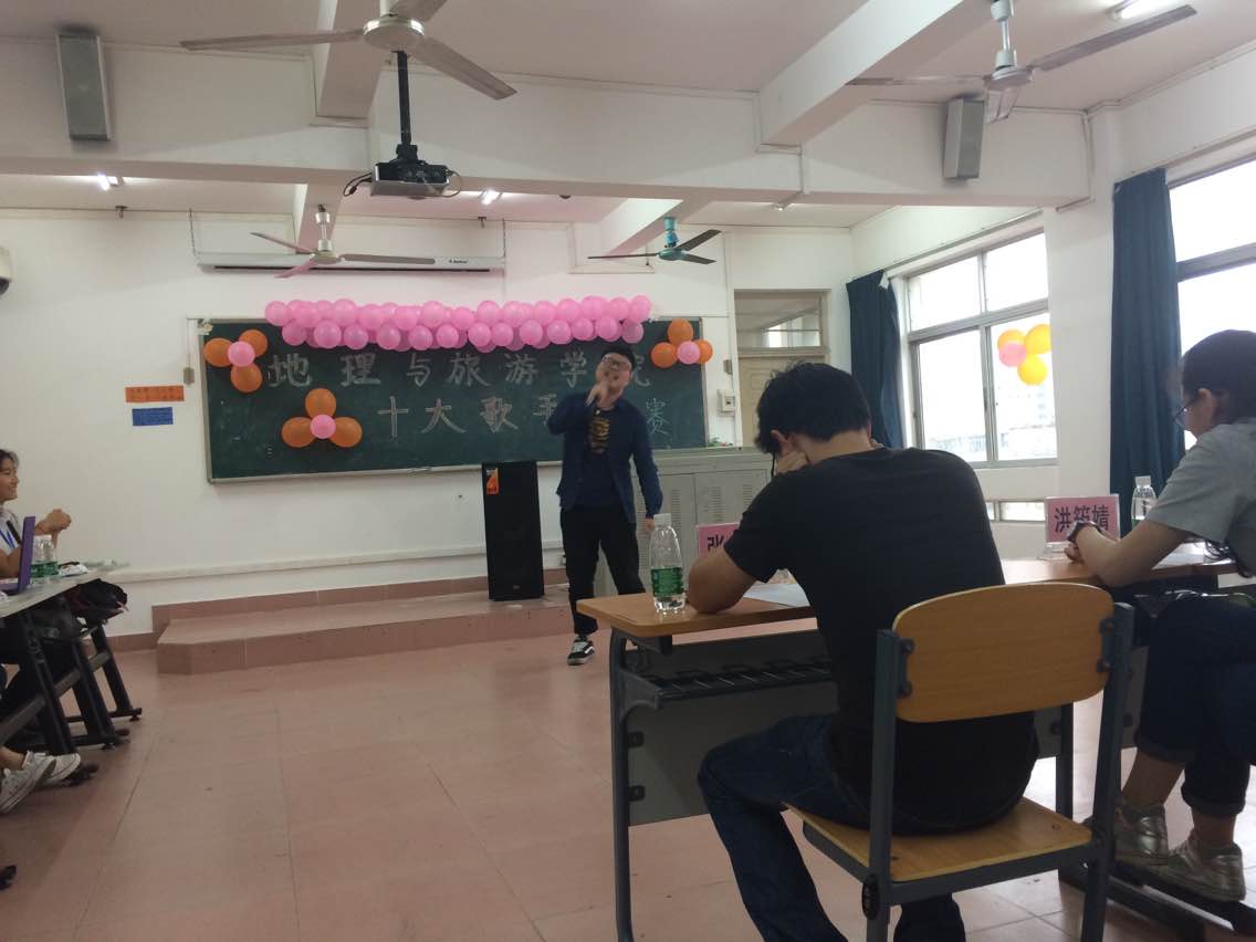 把握现在  歌唱未来――记地理与旅游学院十大歌手初赛