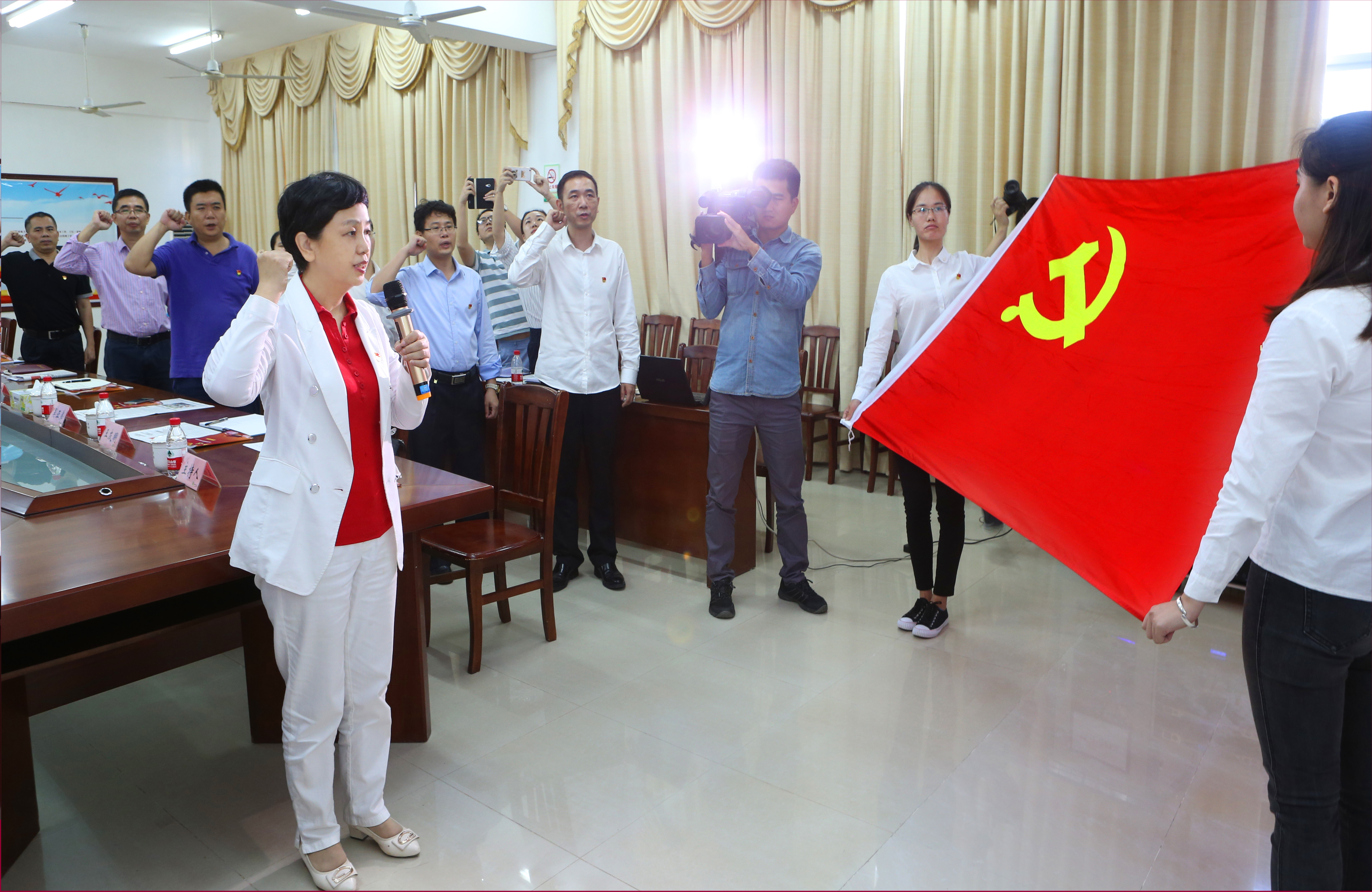 我校创新推出《视听读本》 用微视频学习贯彻十九大精神