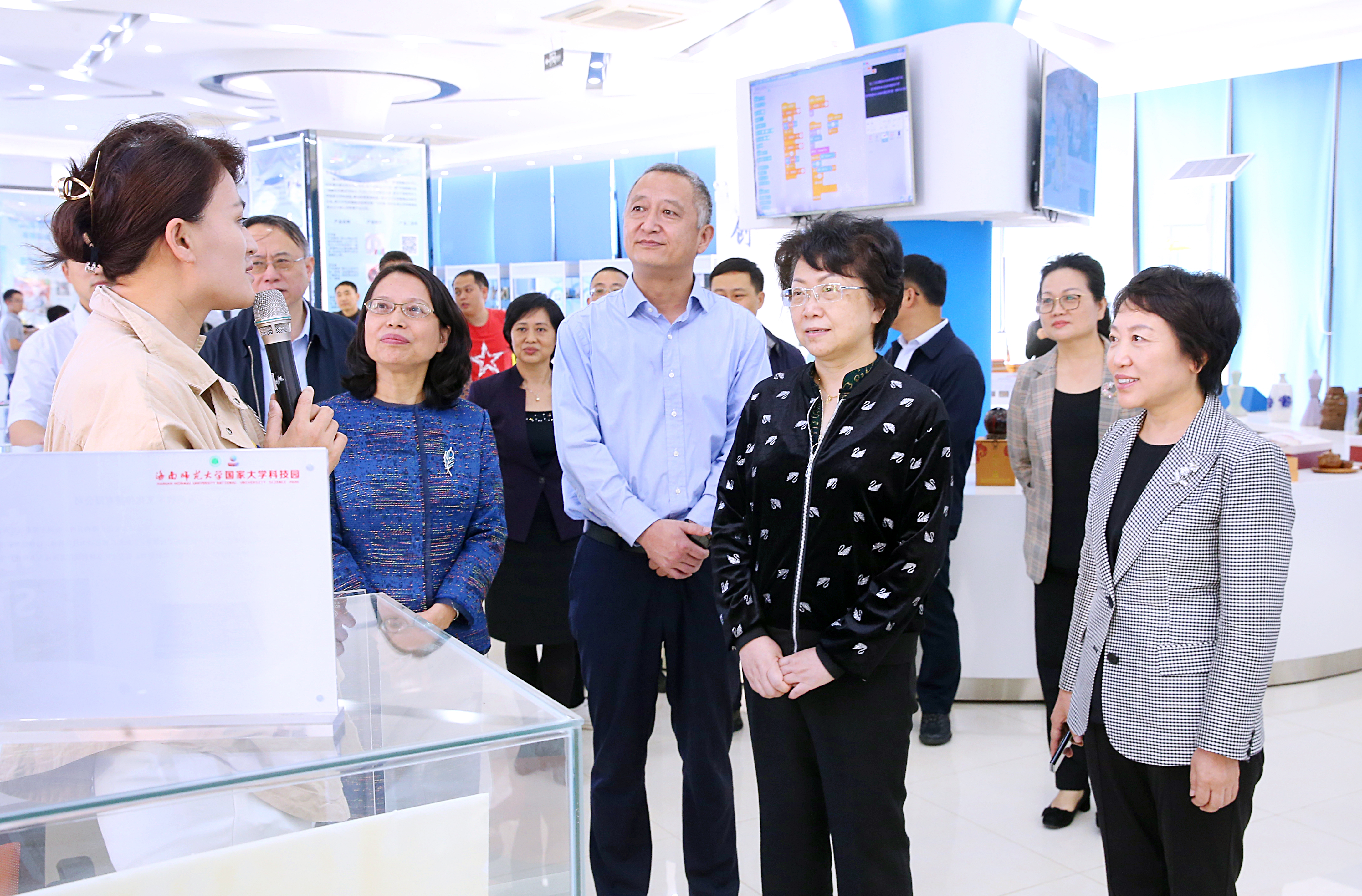 教育部副部长翁铁慧到我校调研就业工作