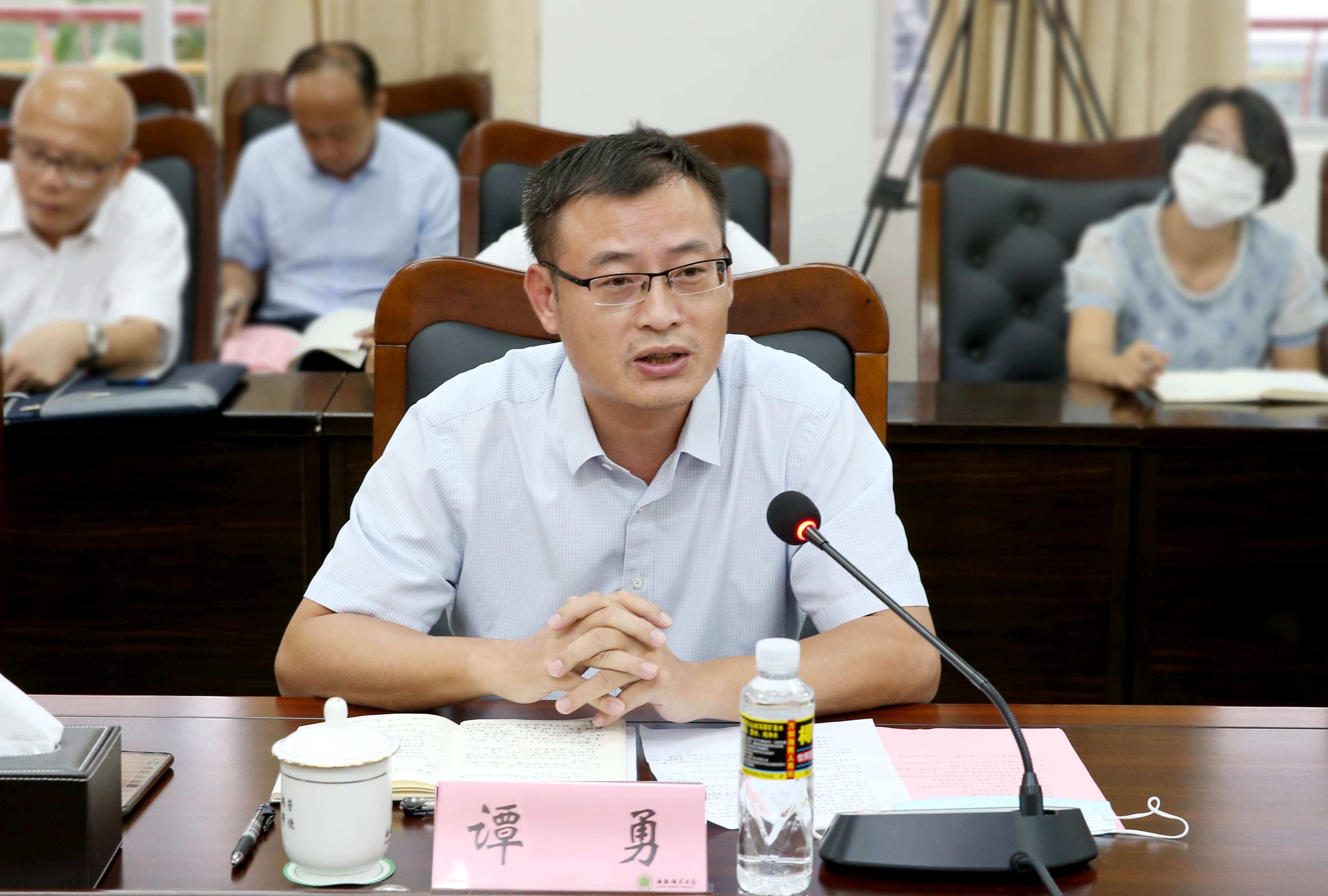 我校党委理论学习中心组召开学习贯彻习近平总书记意识形态工作重要论述精神（扩大）学习会