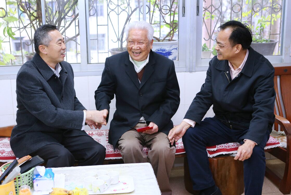 省委老干部局副局长符铁虎慰问我校原党委书记兼校长、离休干部李光邦同志
