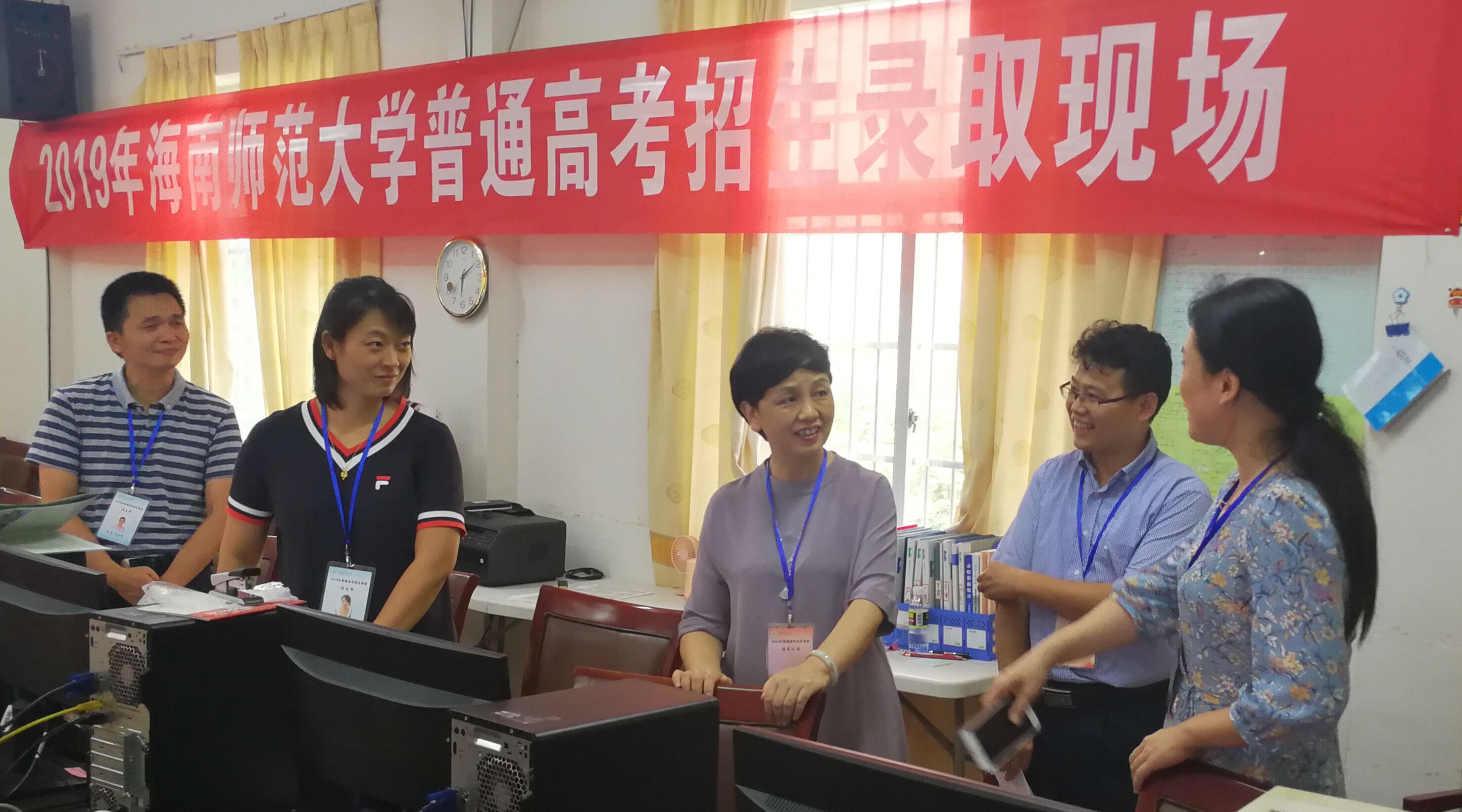 李红梅视察高考招生录取工作