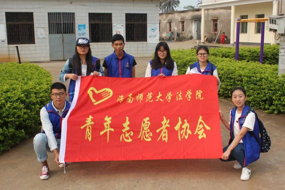 文明扫墓,让文化更文明――记法学院青年志愿者协会“法绕邻里,律进家园”志愿活动