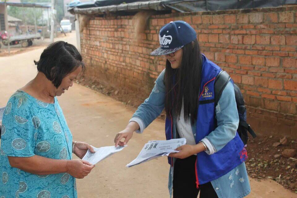 文明扫墓,让文化更文明――记法学院青年志愿者协会“法绕邻里,律进家园”志愿活动