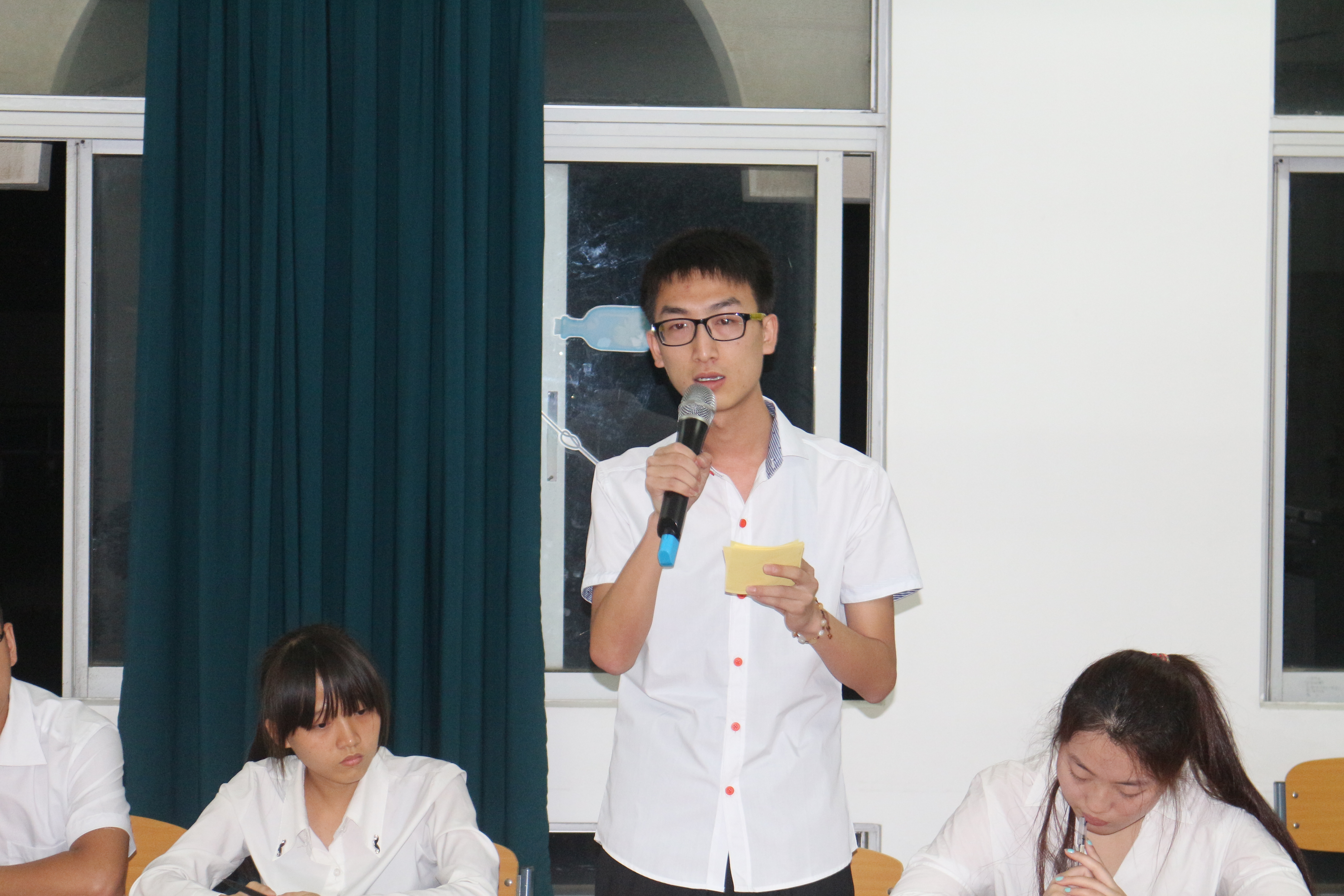 语出锋芒秀物电精神――记物电学院“三爱三节”辩论赛