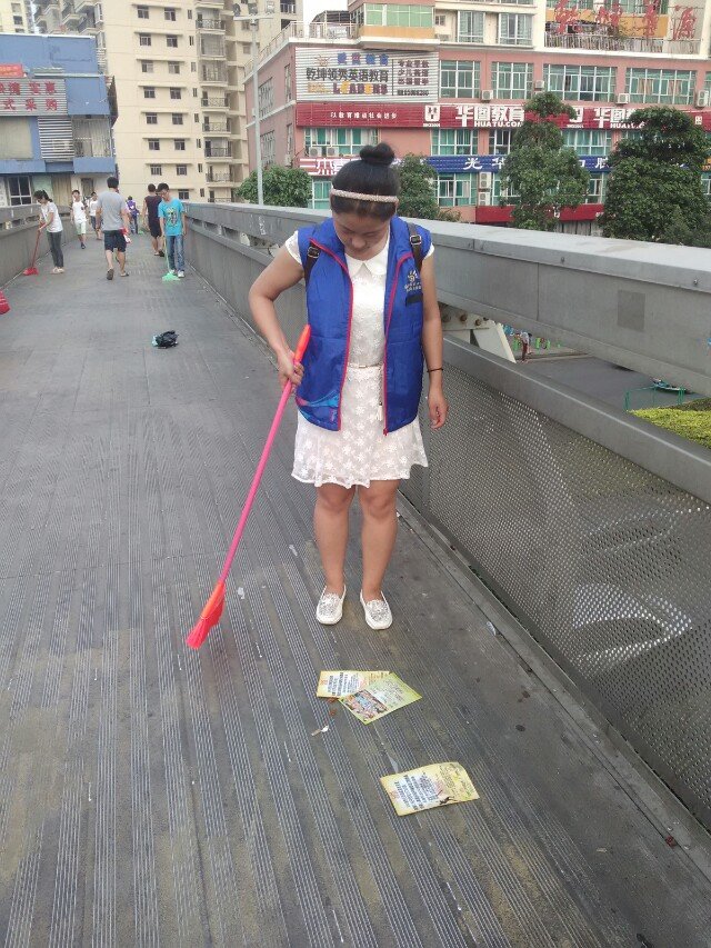 清洁海师天桥，从你我自身做起――记生科院“桥梁美容师”活动    