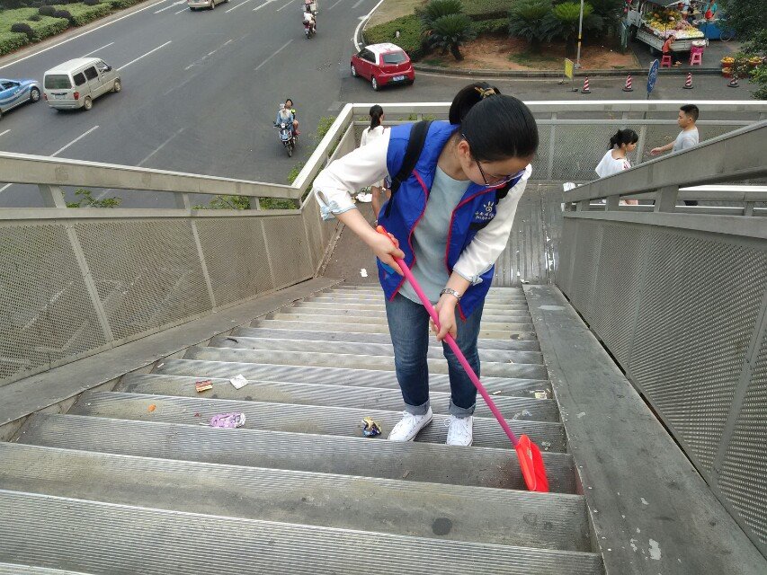 清洁海师天桥，从你我自身做起――记生科院“桥梁美容师”活动    