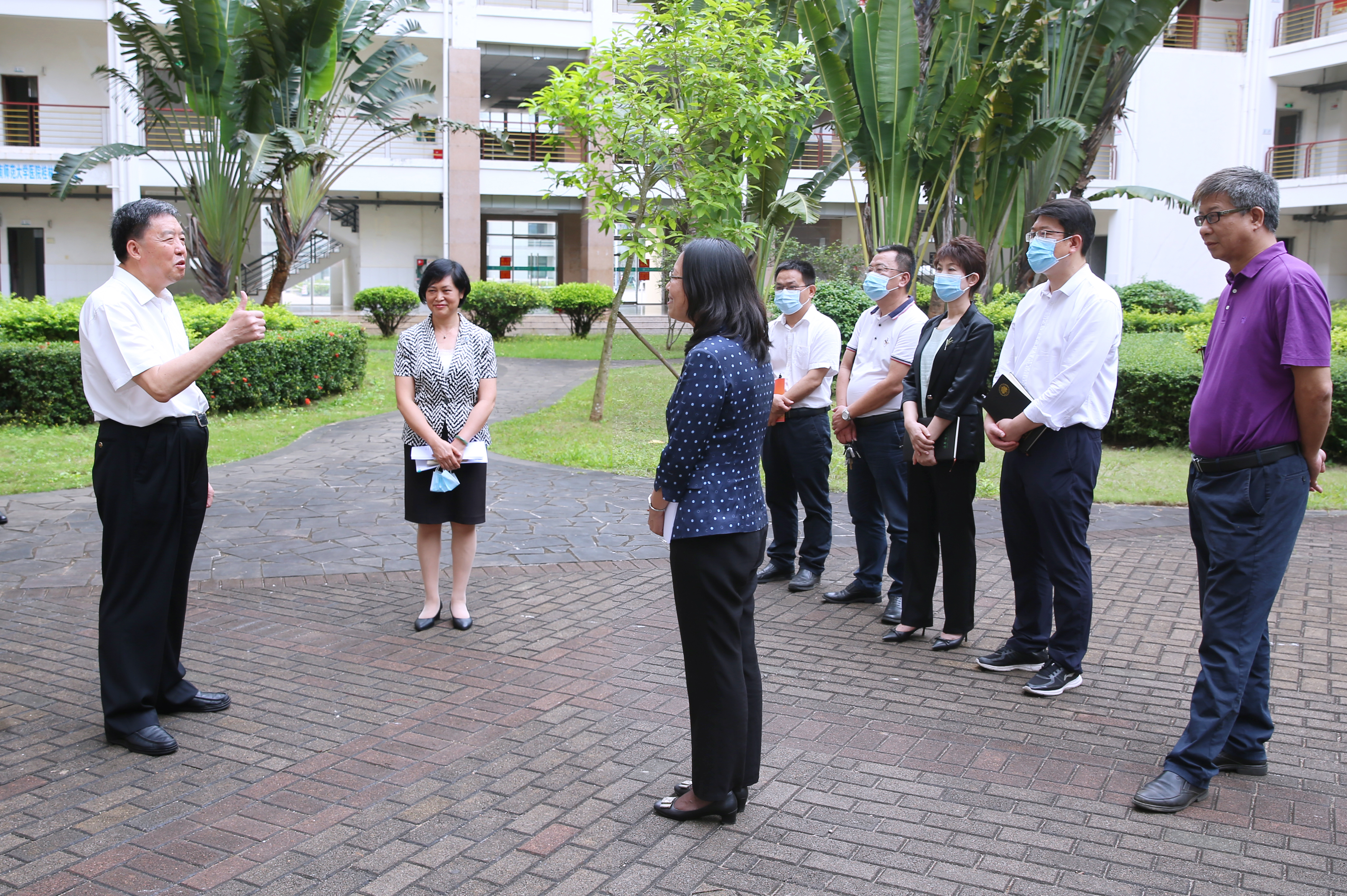    省政协主席毛万春来校调研