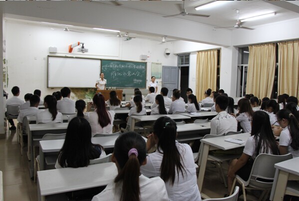 争优创先 积极入党――记经济与管理学院2014―2015年度上学期推优入党大会