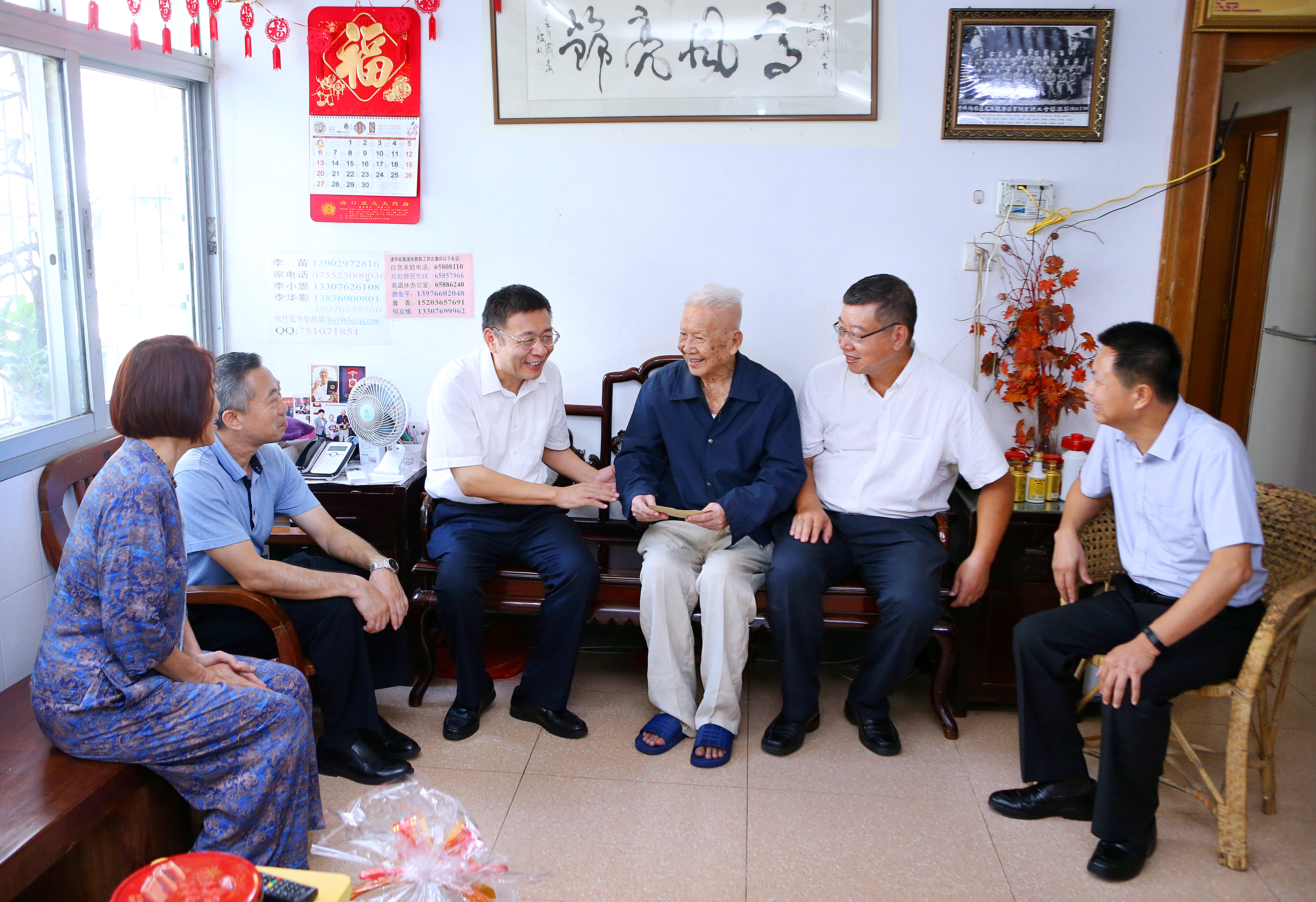 省委组织部常务副部长张耕一行慰问我校离休干部李光邦