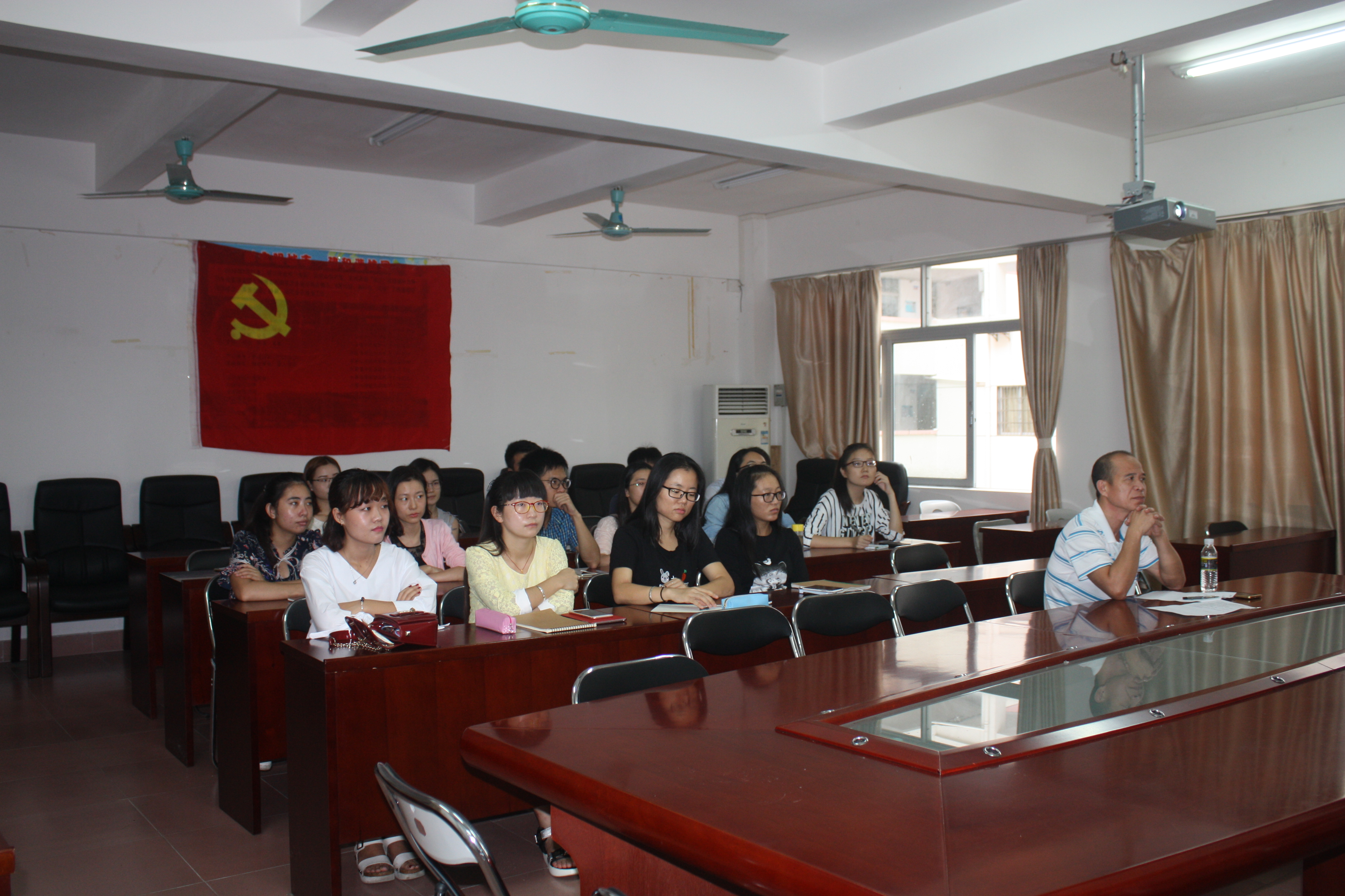 教育与心理学院学生第二党支部开展“四讲四有”专题党课