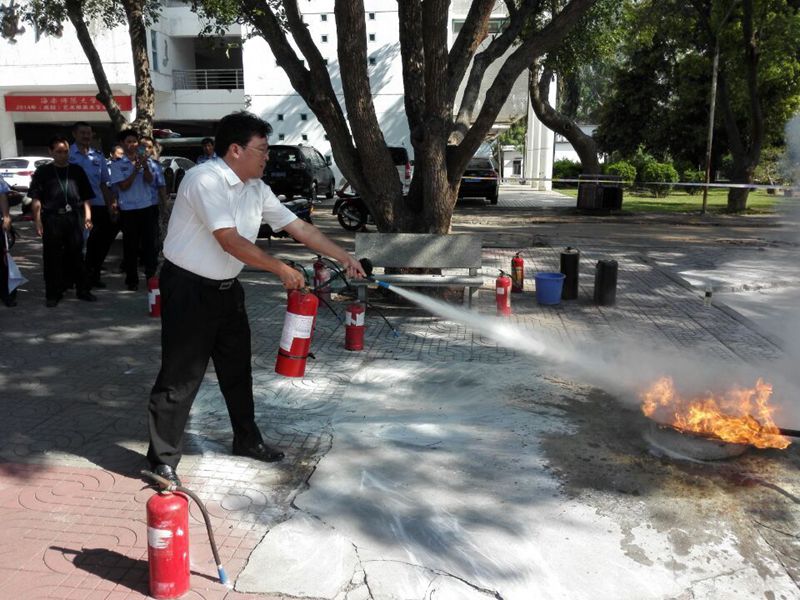 我校举行安保人员消防技能比赛
