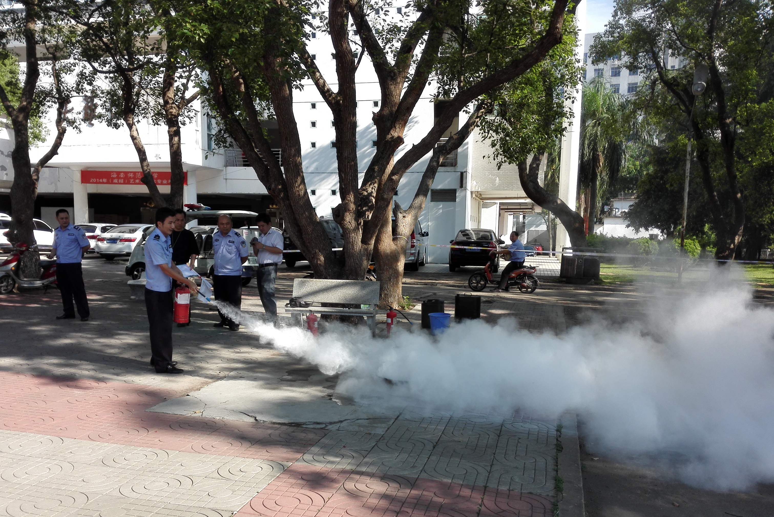 我校举行安保人员消防技能比赛