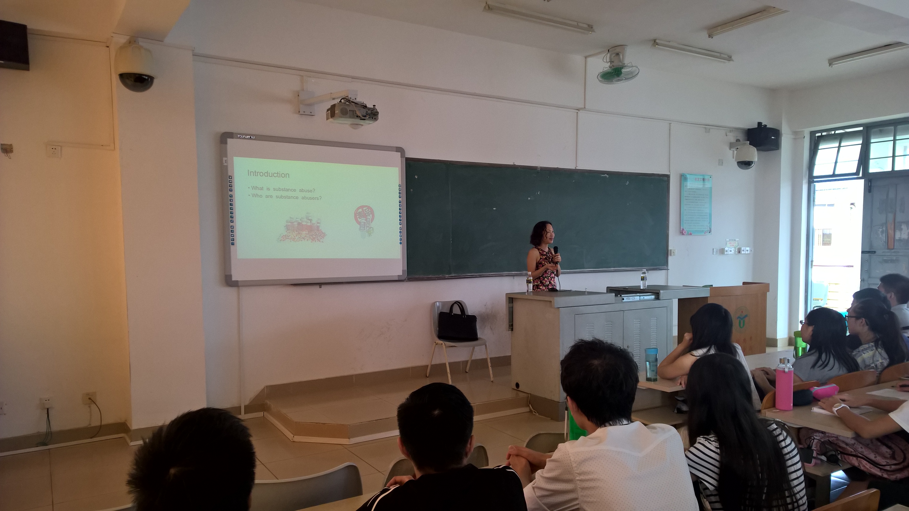 教育科学学院举办“老年人滥用药物与心理健康”专题讲座