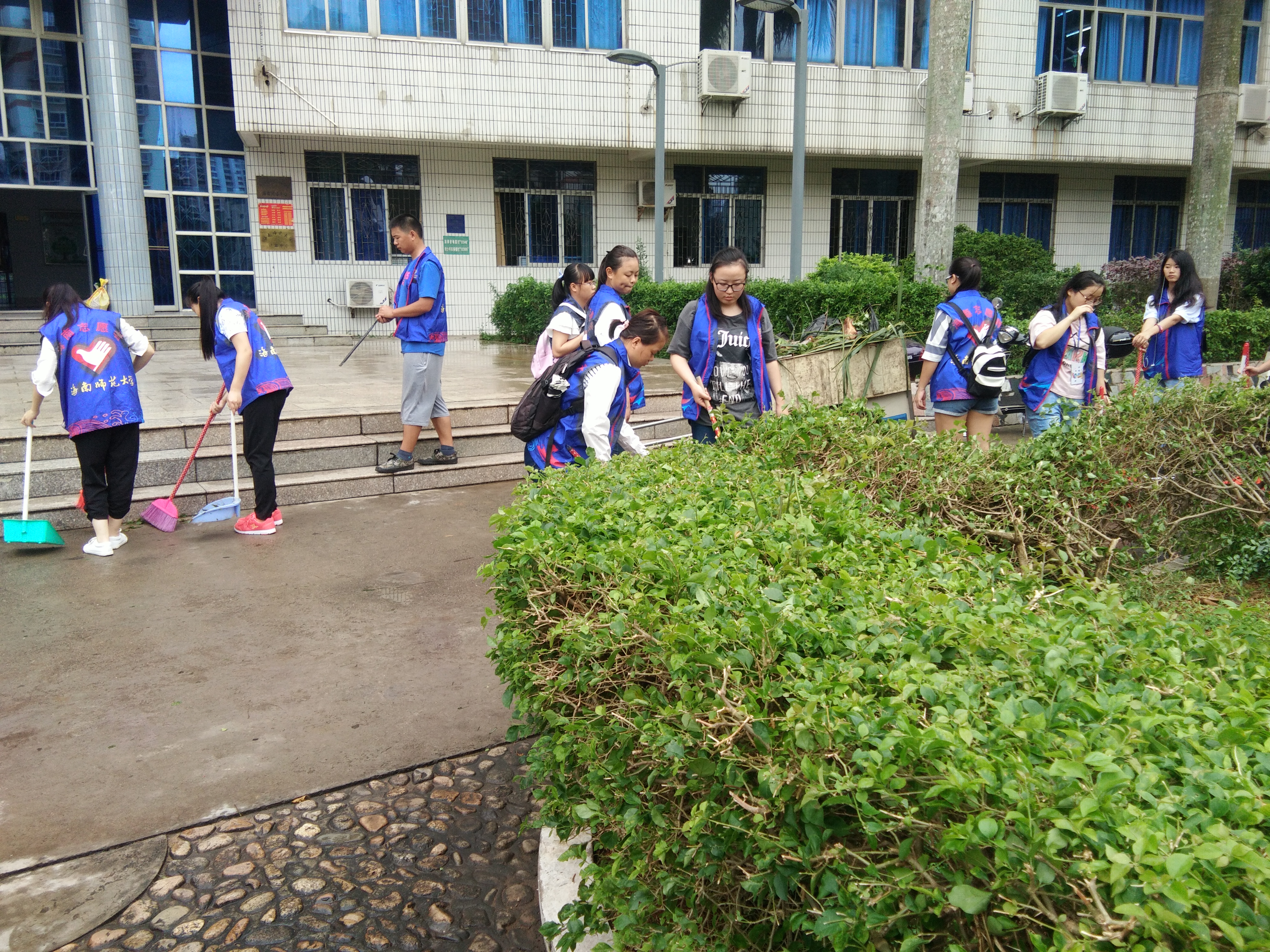  飓风过后，暖心清扫 �D�D记地理与环境科学学院校园清扫活动