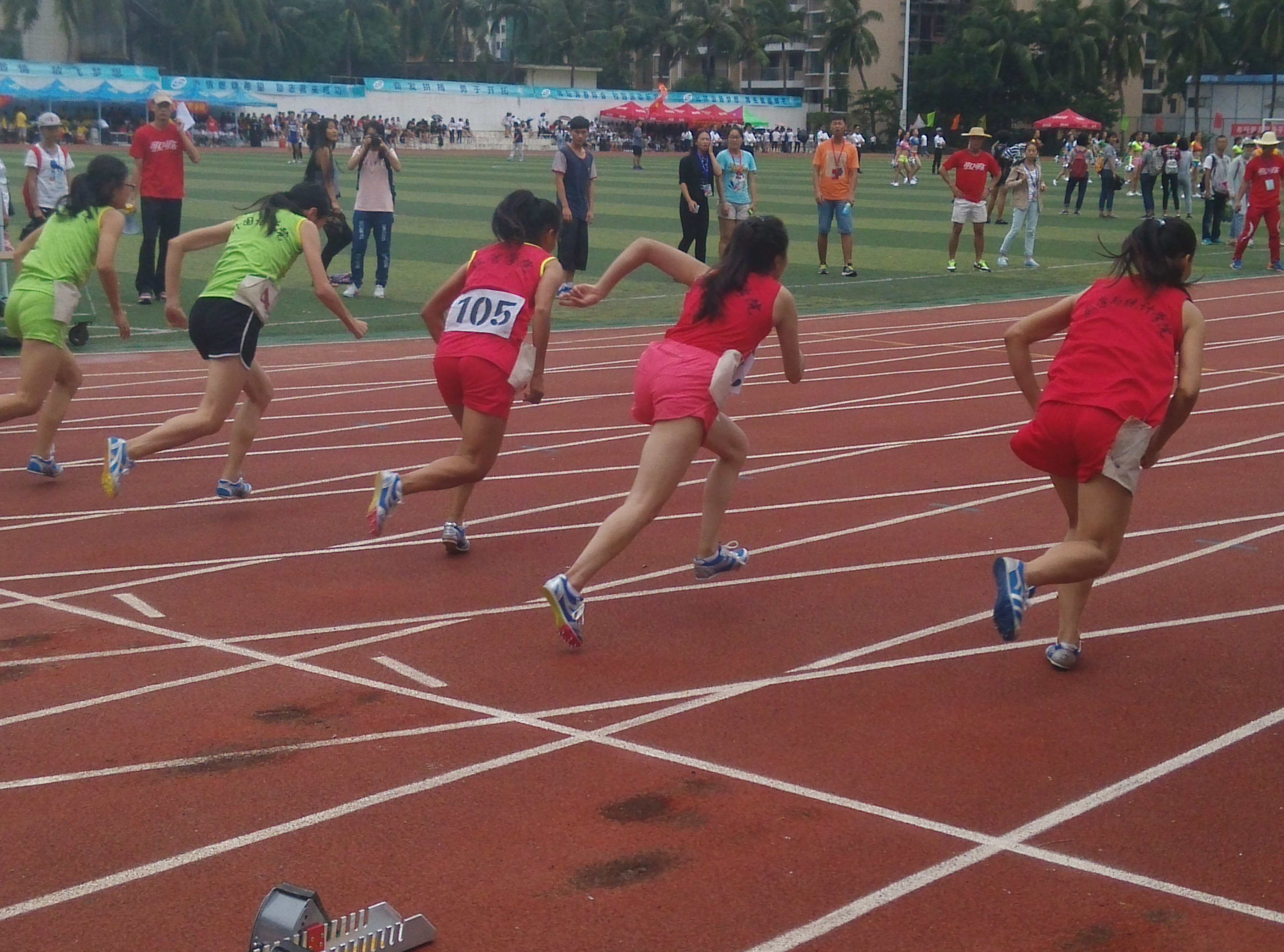 讲文明  话礼仪，体育学院学生裁判员高标准、严要求参与执裁我校第32届田径运动会