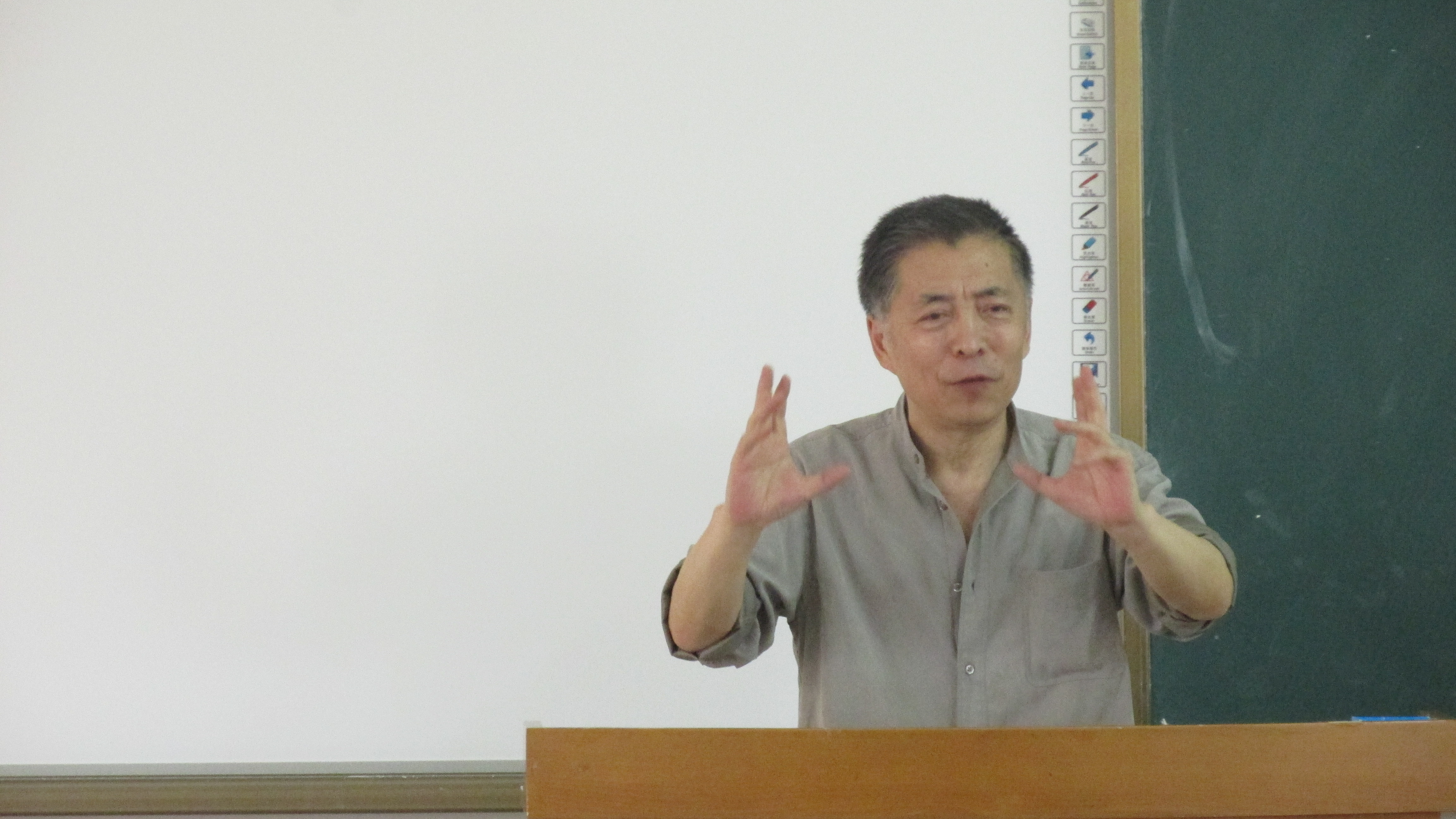 双腿走路，理论与实践并驾齐驱——记‘学研产’复合型影视艺术人才培养模式创新讲座