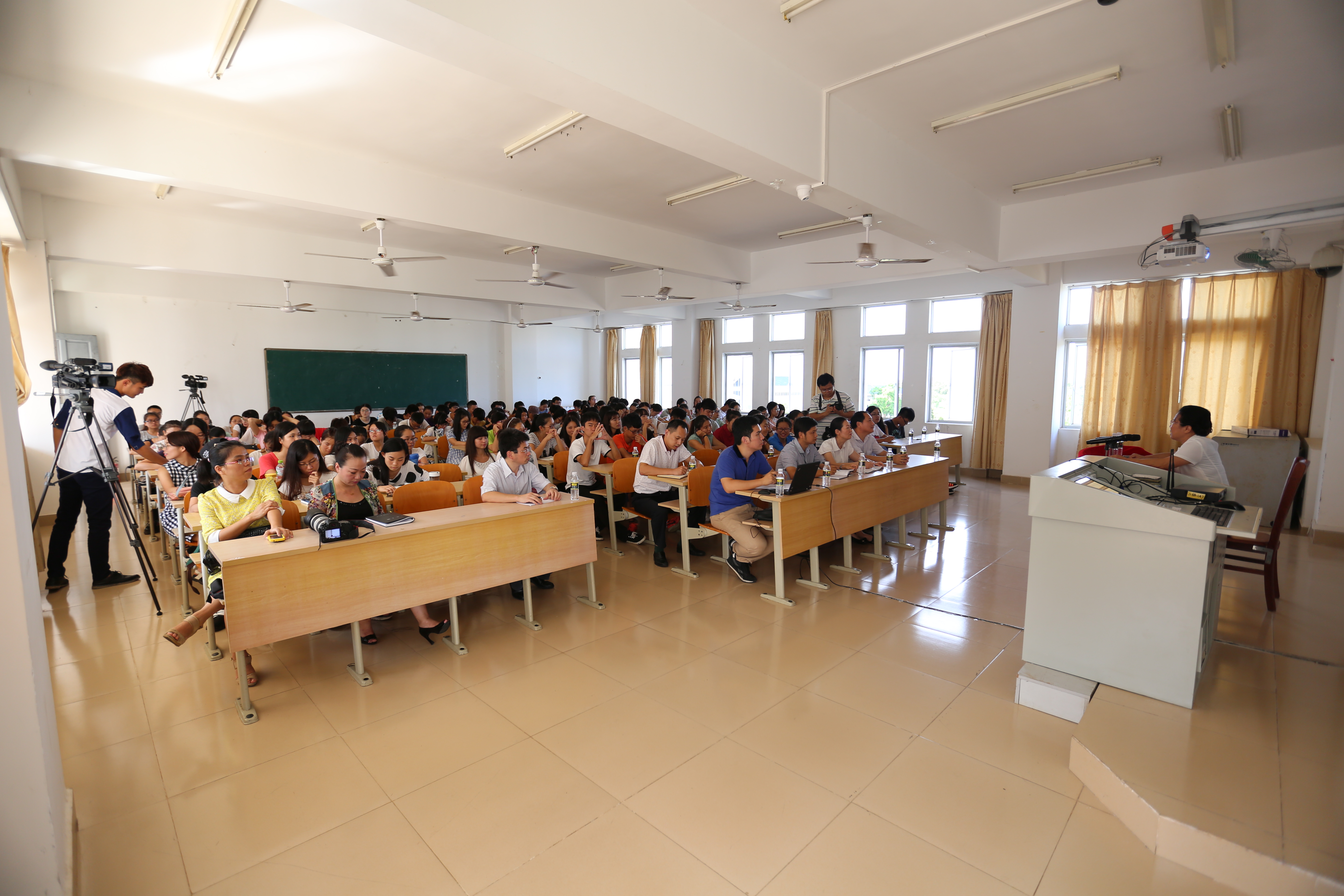 省委统战部副部长莅临海南师范大学作国情教育讲座