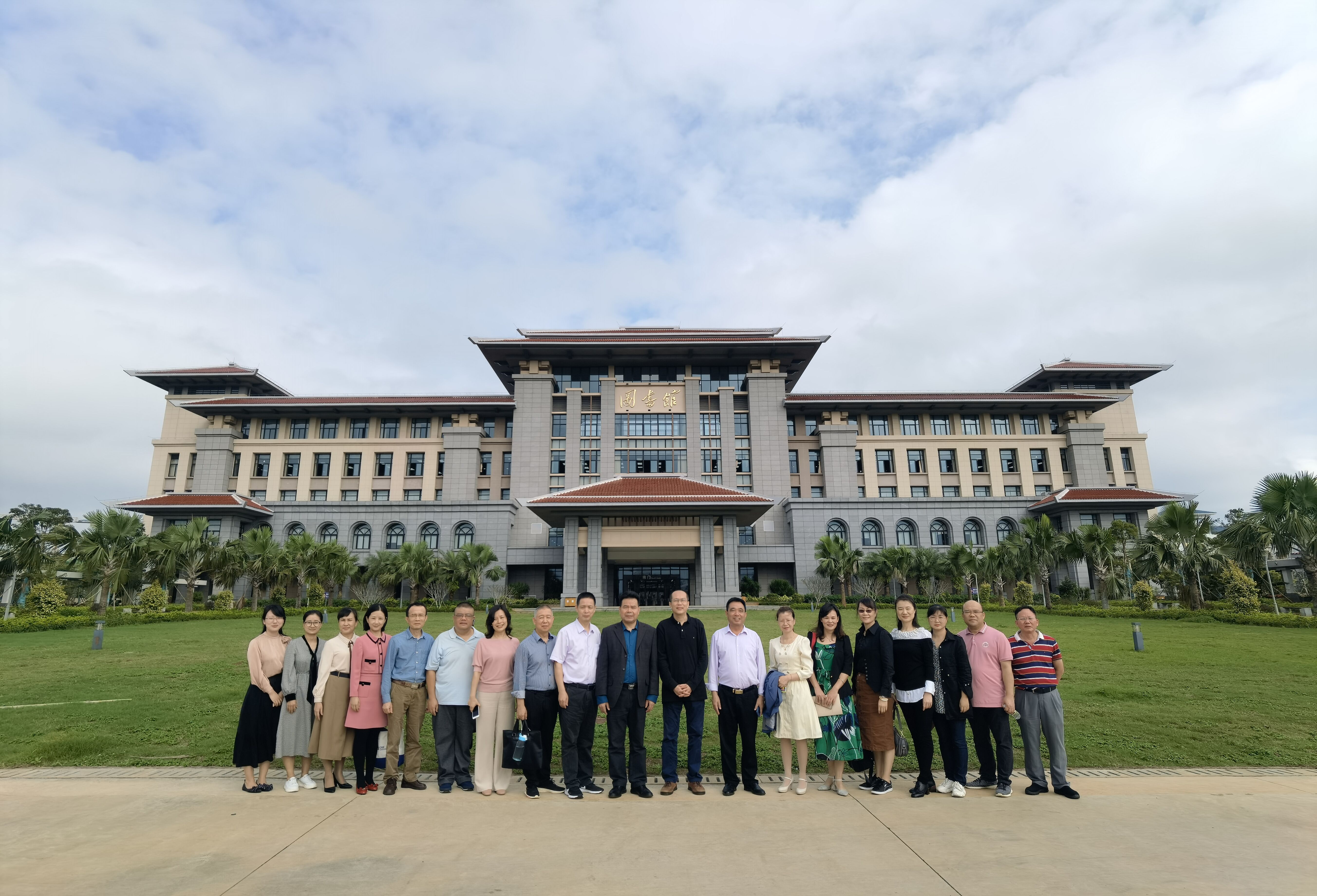 柳州市四所高职院校联合到我校桂林洋图书馆考察