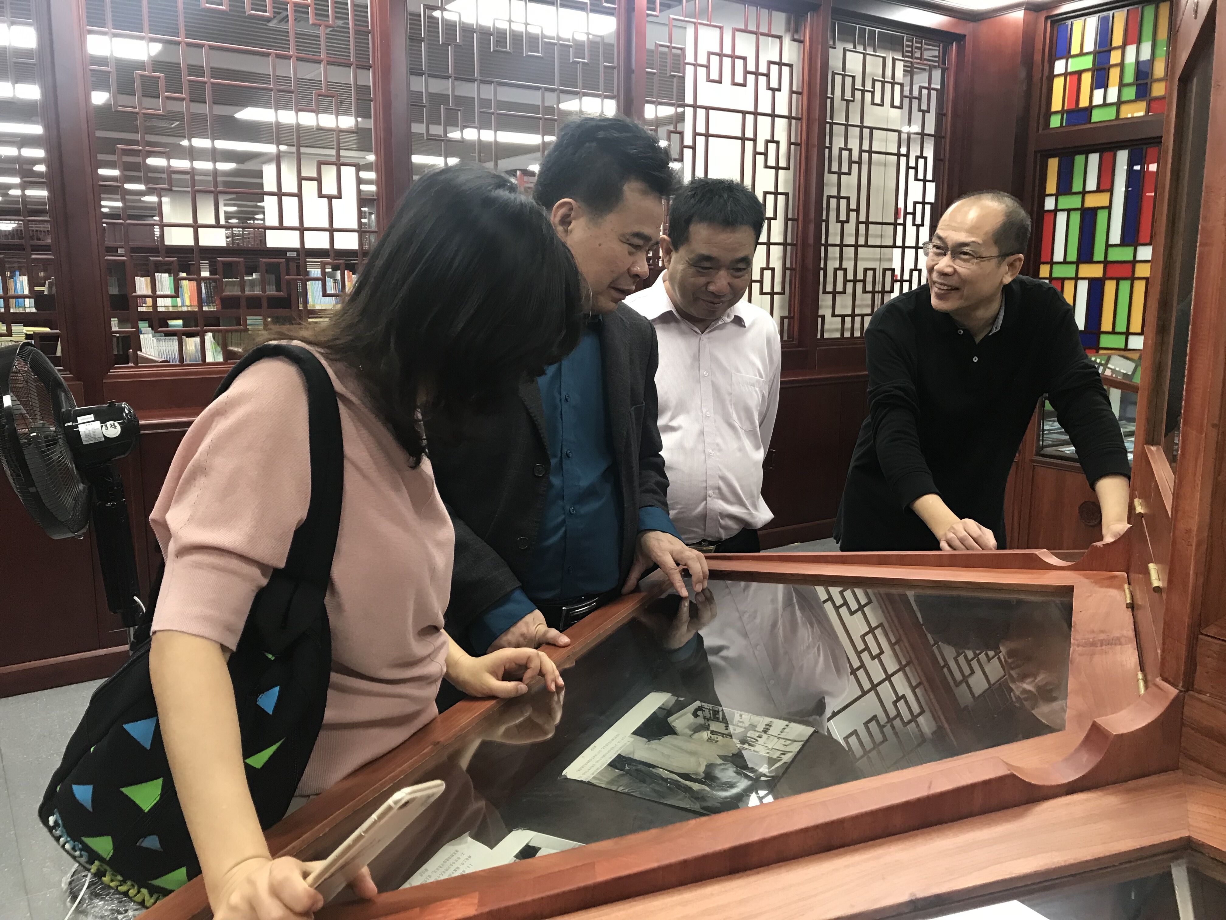 柳州市四所高职院校联合到我校桂林洋图书馆考察