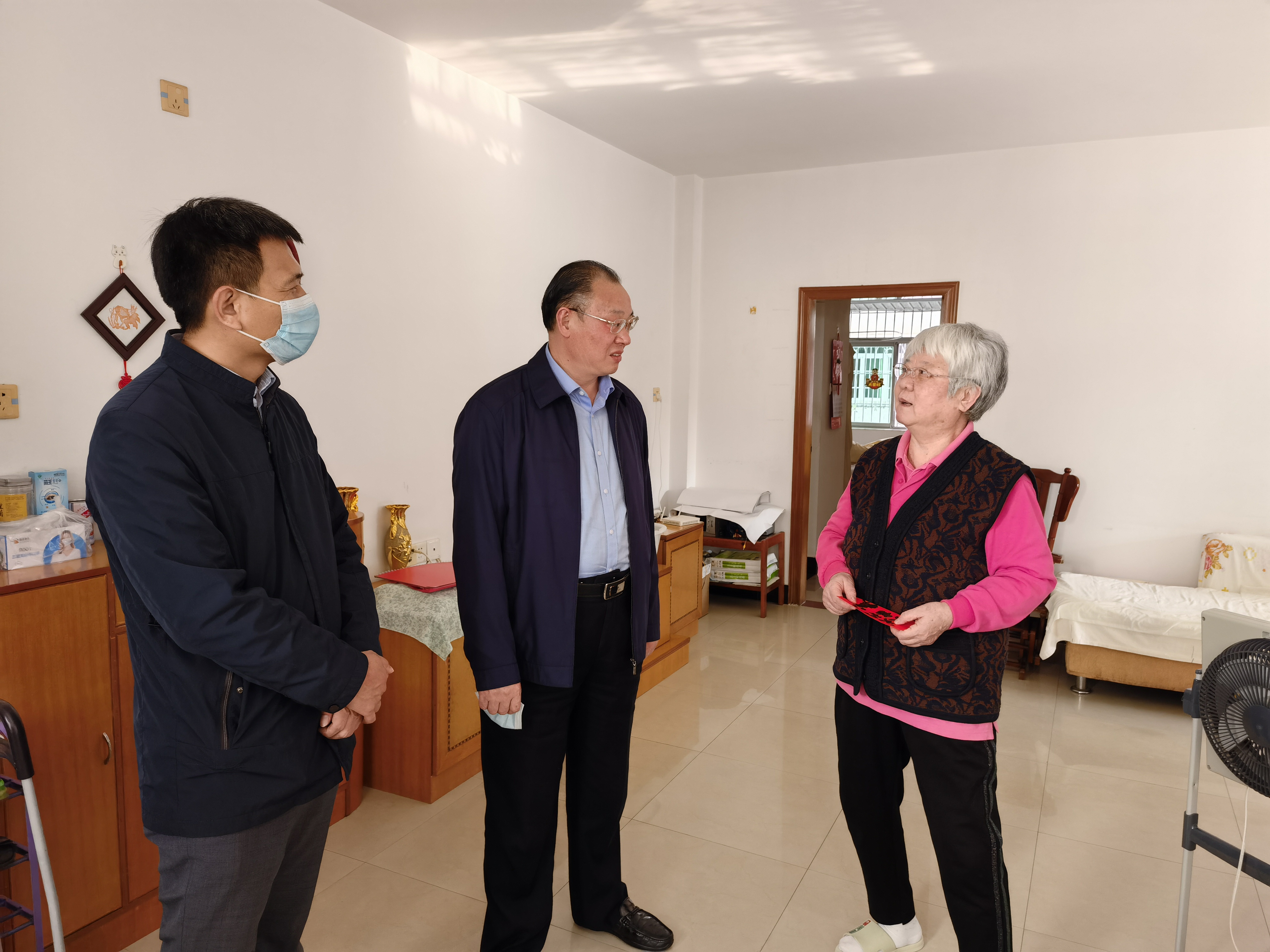 校领导春节前走访慰问离退休老干部