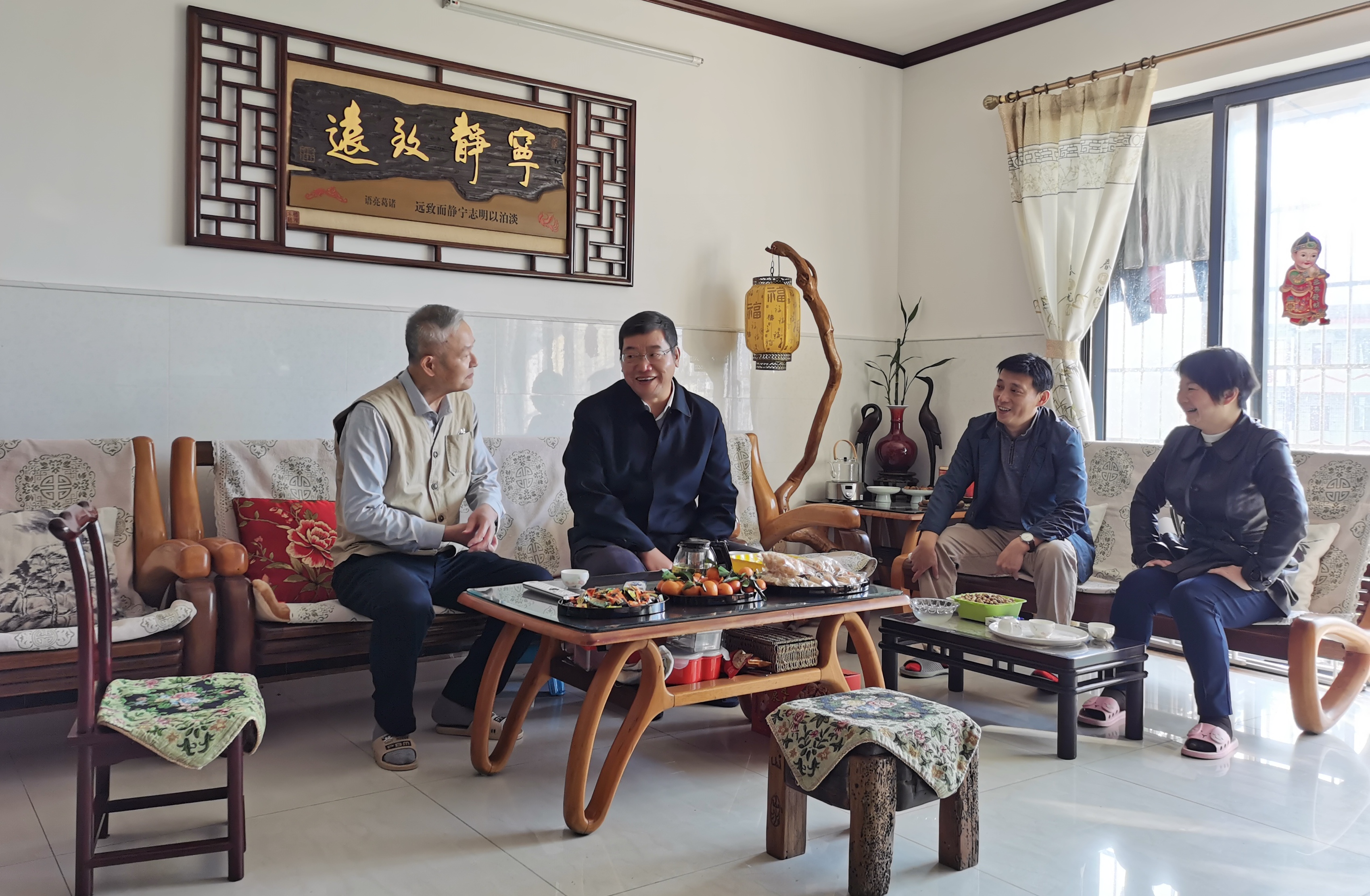 校领导春节前走访慰问离退休老干部