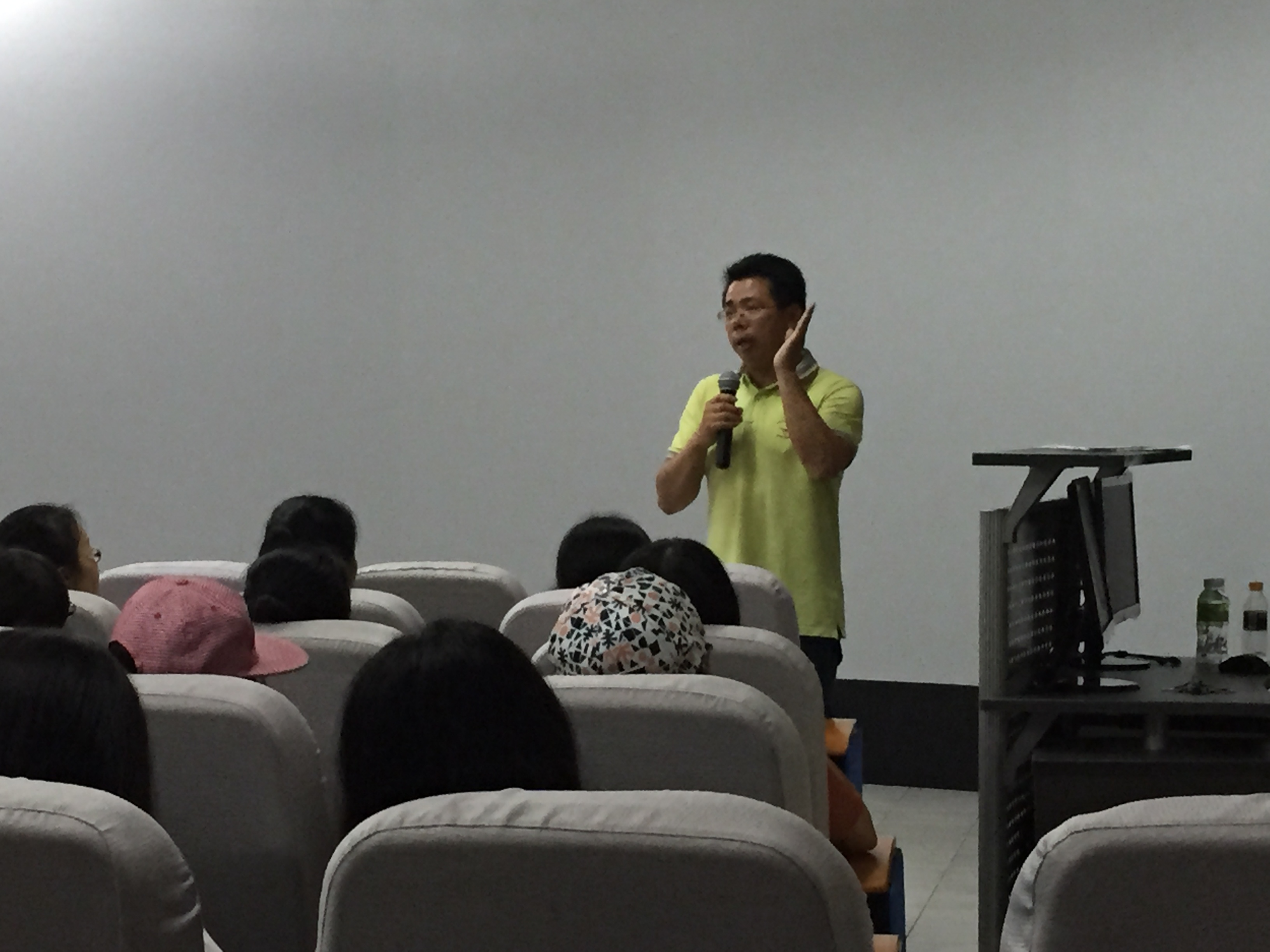 追求梦想，把握未来―记地理与旅游学院城规与地资专业教育大会