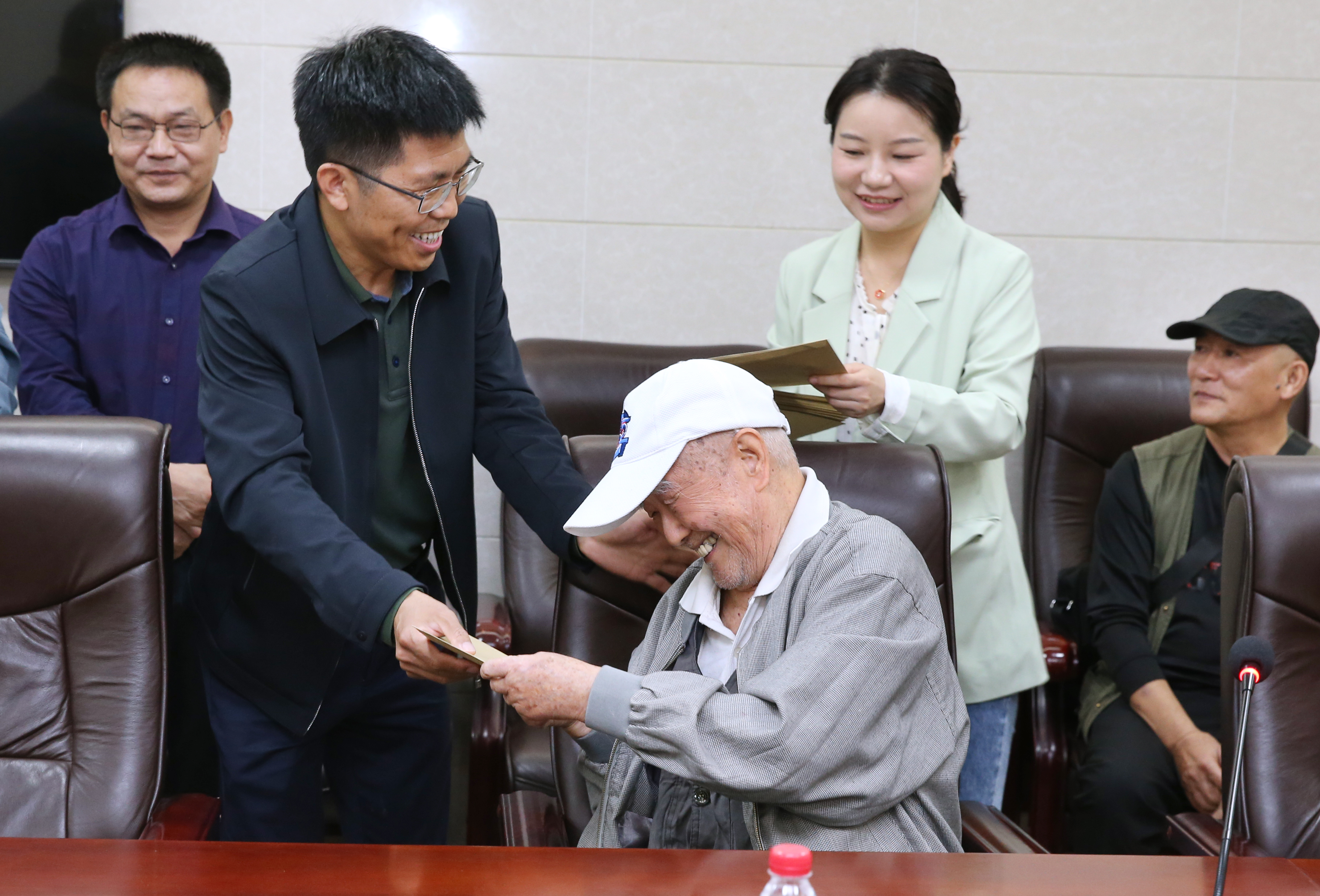 省教育厅副厅长范绪锋一行到我校开展春节慰问活动