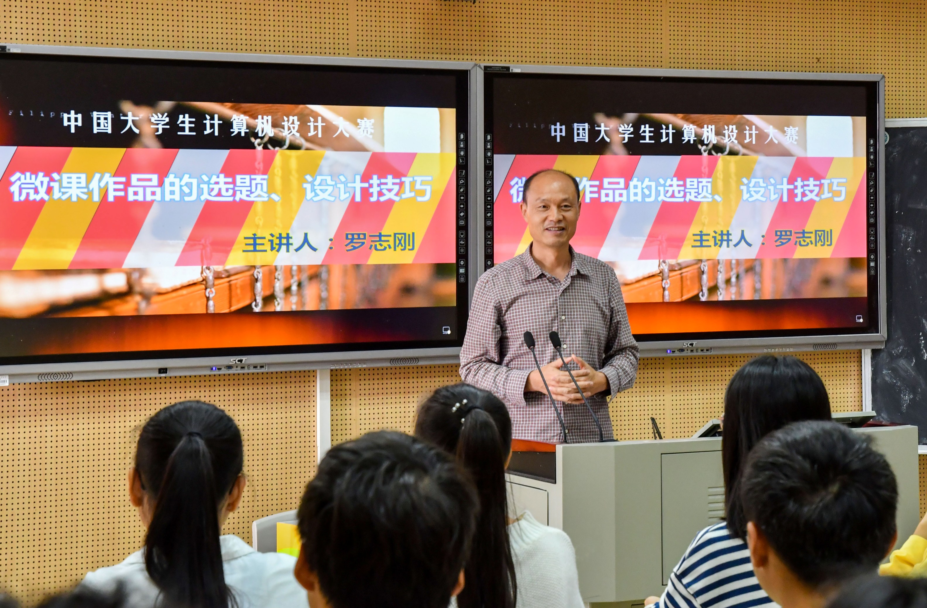 我校两万师生聆听主题教育先进典型事迹宣讲 