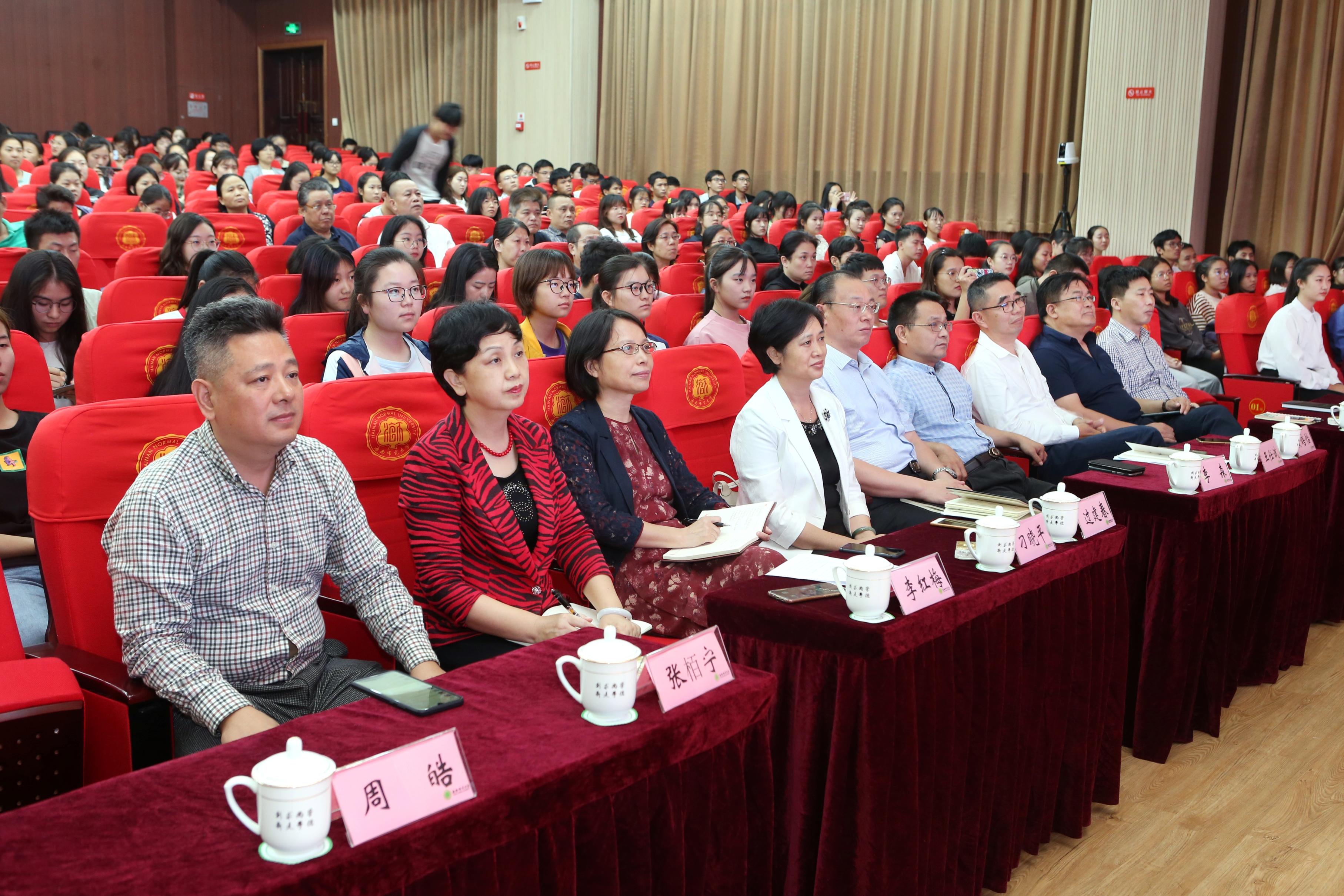 我校两万师生聆听主题教育先进典型事迹宣讲 