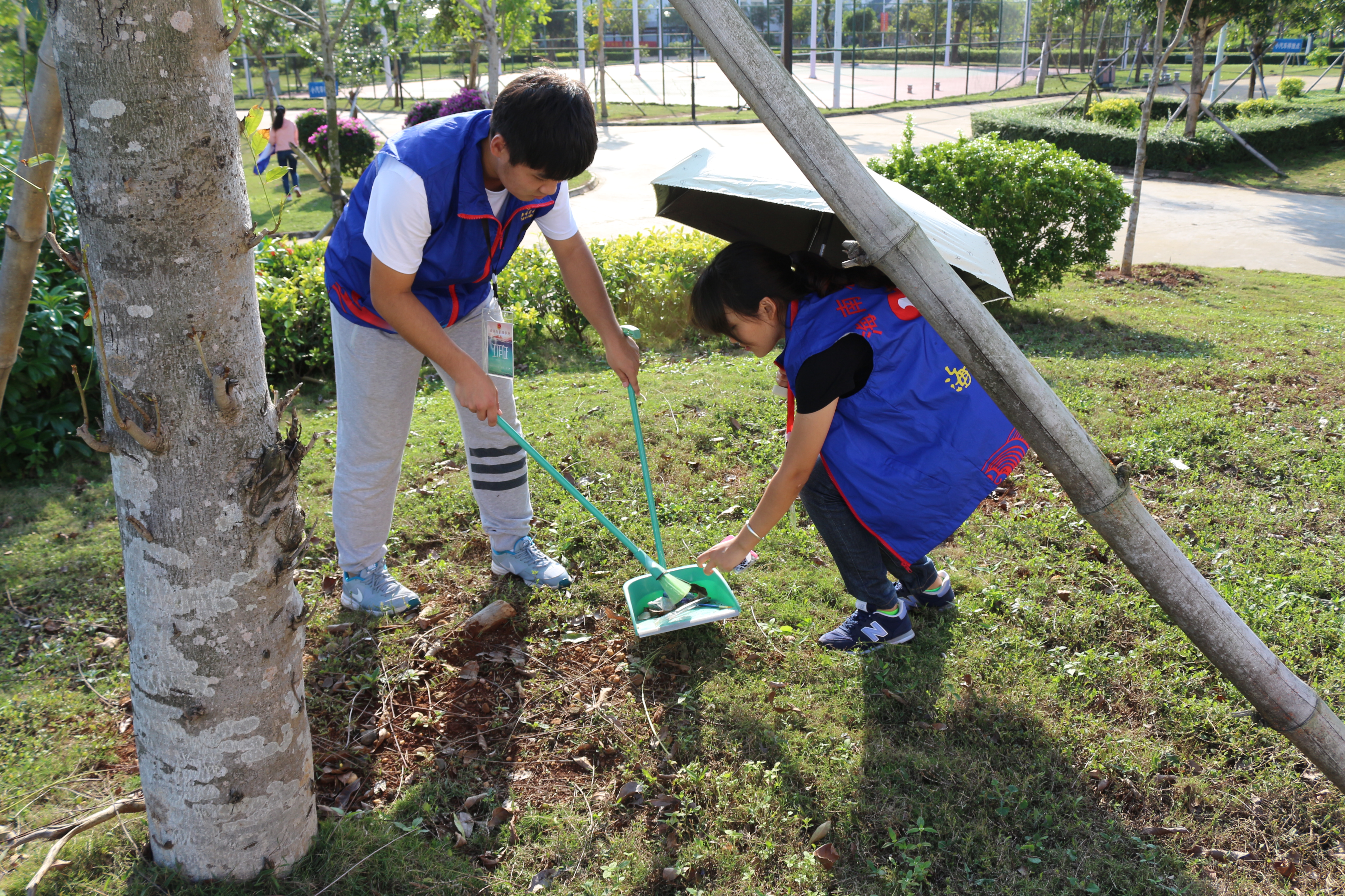 助力双创，经管在路上――记经济与管理学院“双创”校园清洁活动