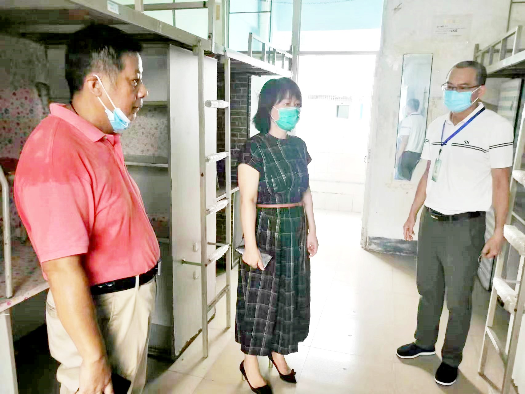 校领导到龙昆南校区学生宿舍检查指导学生返校和新生入学准备工作  