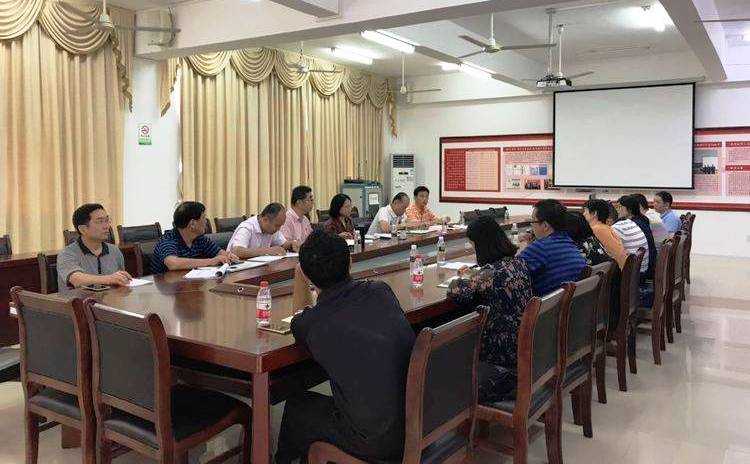 学校召开推进重点马克思主义学院建设现场办公会和座谈会